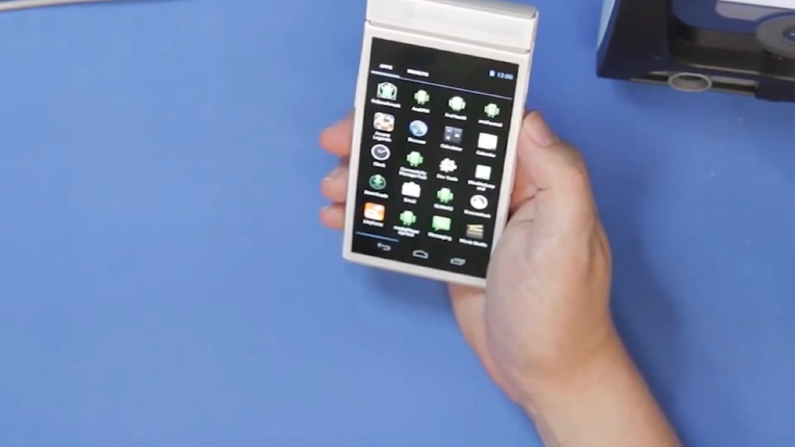 Un prototip Project Ara ce rulează Android se afișează În fața camerei