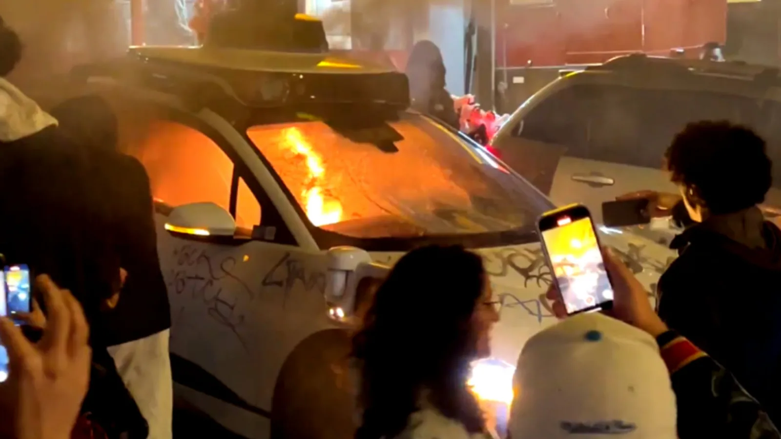 Om versus maşină: un taxi autonom a fost incendiat în San Francisco (Video)