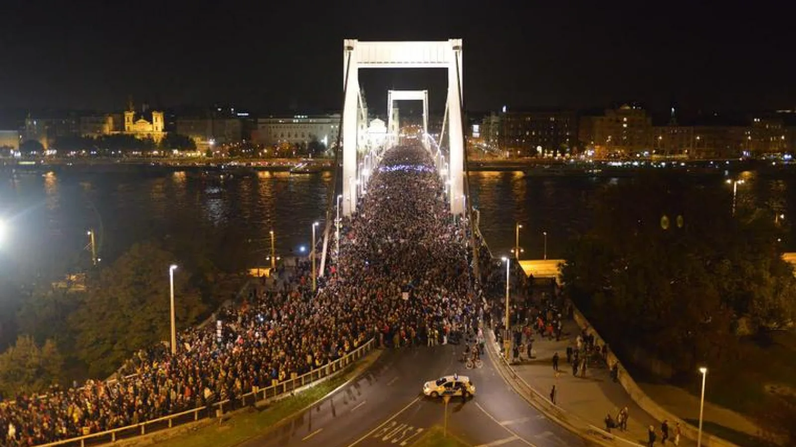 Ungaria renunța deocamdată la taxa pe Internet, după proteste uriașe