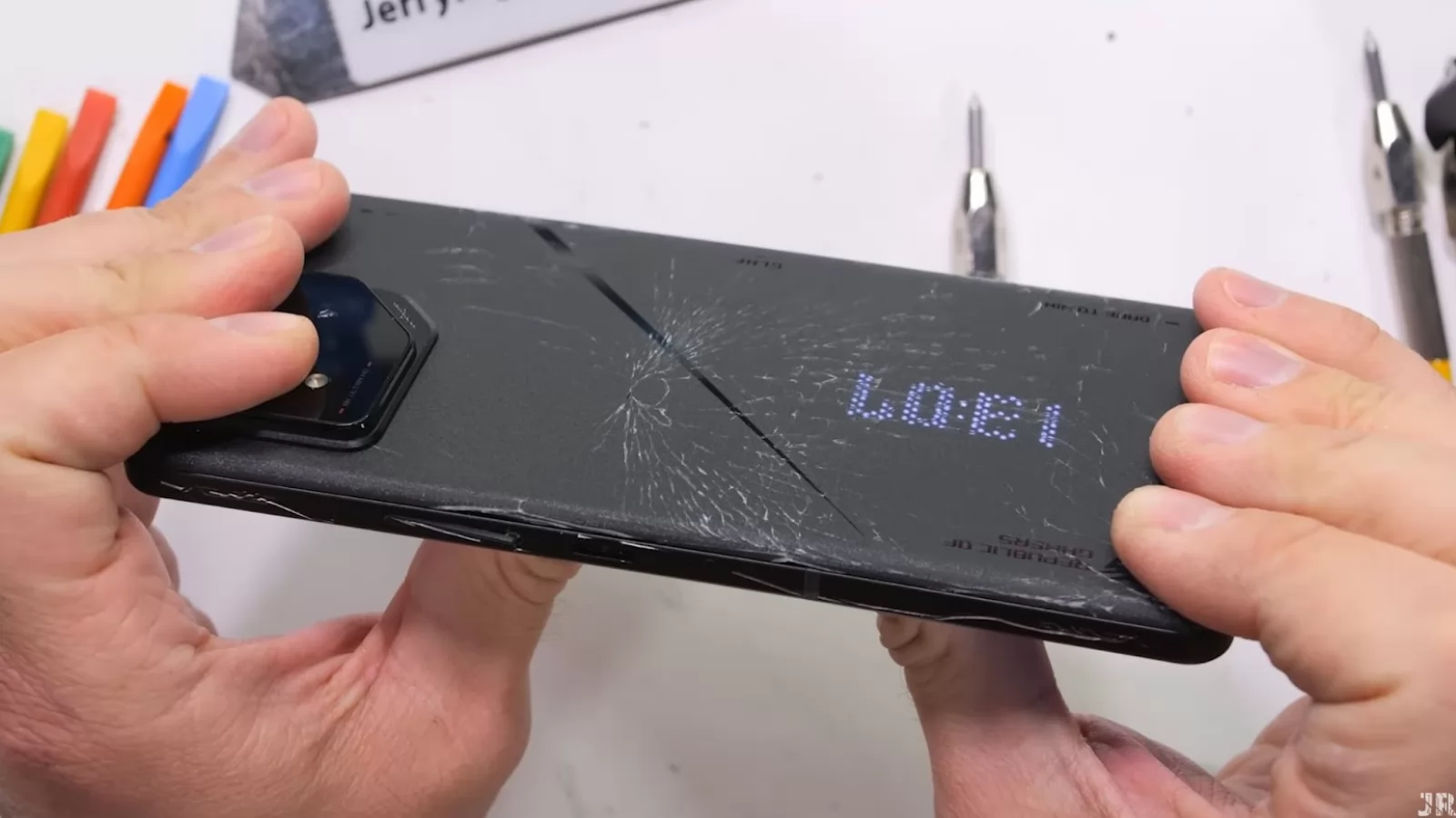 ASUS ROG Phone 8 Pro se crapă la testul de rezistenţă al lui JerryRigEverything (Video)
