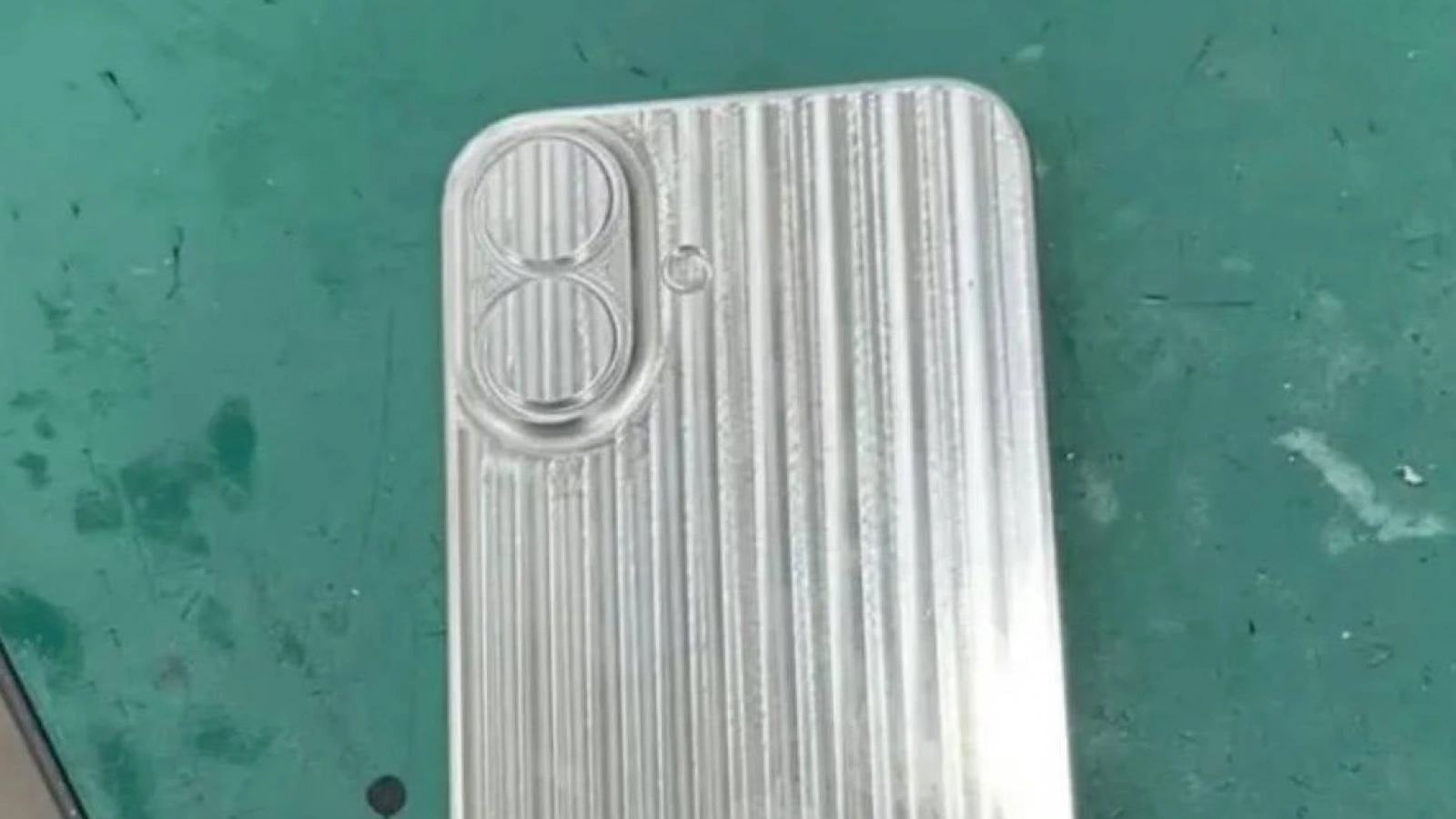 Matrița lui iPhone 16 confirmă schimbarea de design pentru modulul foto, în stil iPhone X 