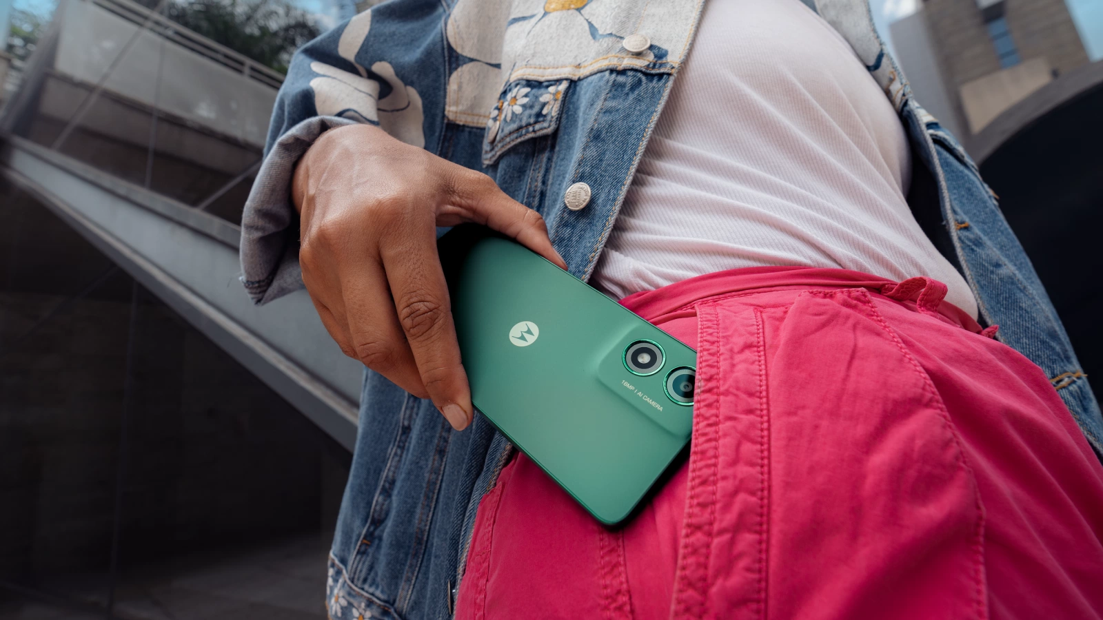 Noul Motorola moto g04 este acum disponibil în România, cel mai accesibil smartphone al companiei din 2024