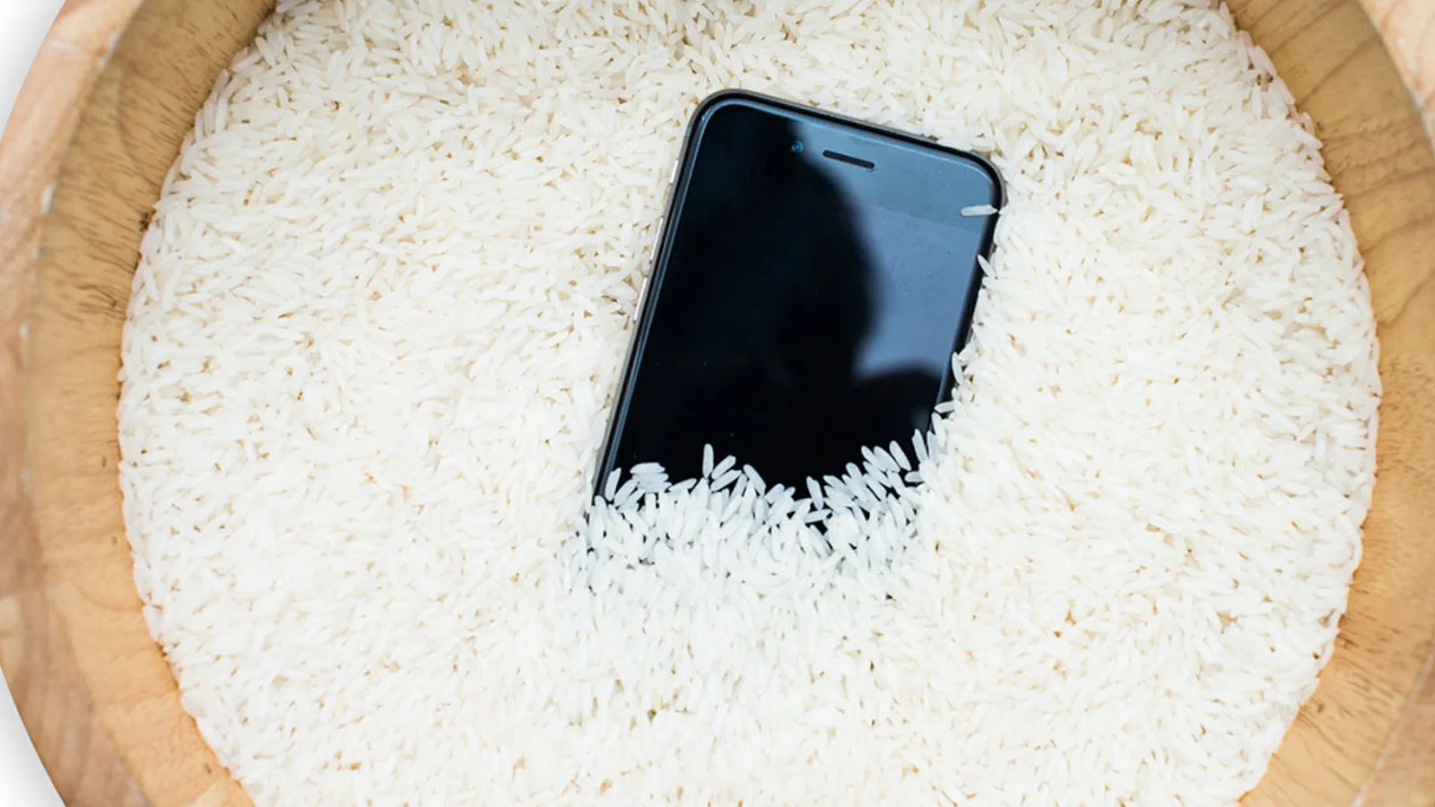 După ani de "remediul cu orez", Apple ne spune să nu mai punem iPhone-urile în orez după ce se udă