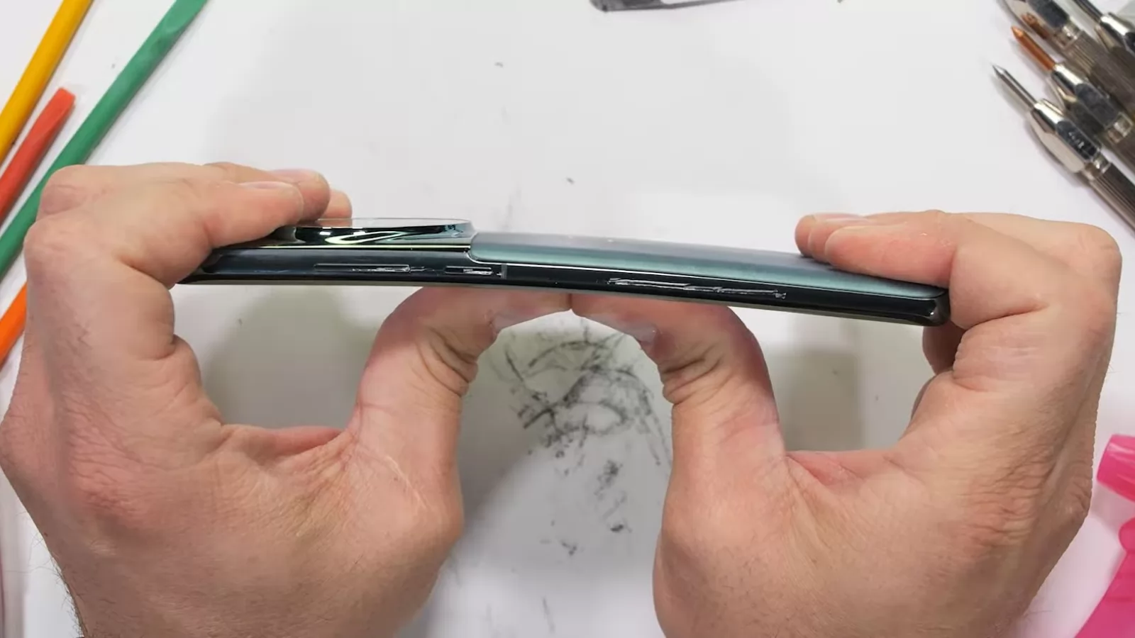 Se mai rupe OnePlus 12 la testul lui JerryRigEverything, ca predecesorii? Aflăm din testul de rezistenţă