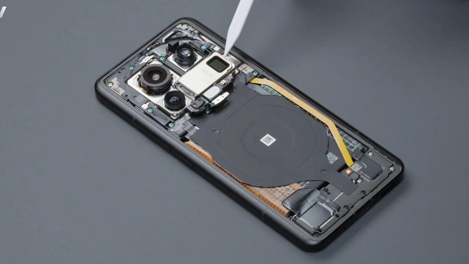 Xiaomi 14 Ultra este disecat în fața camerei și pare ca aduce schimbări minore în interior față de predecesor