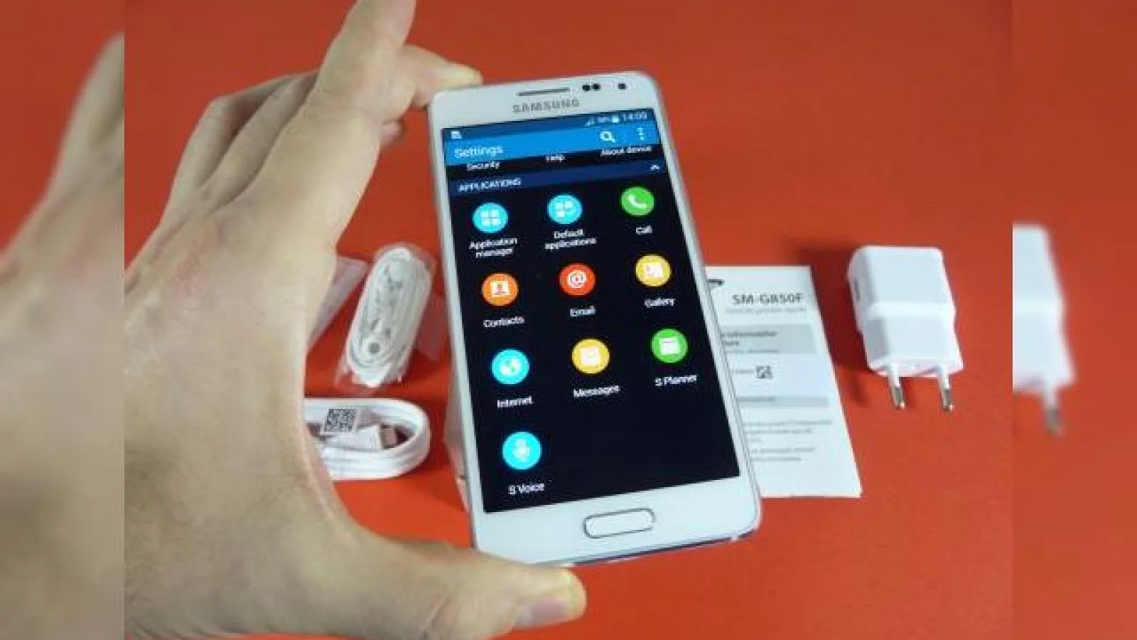 Samsung Galaxy Alpha unboxing: primul handset Galaxy slim cu ramă metalică scos din cutie la Mobilissimo.ro (Video)