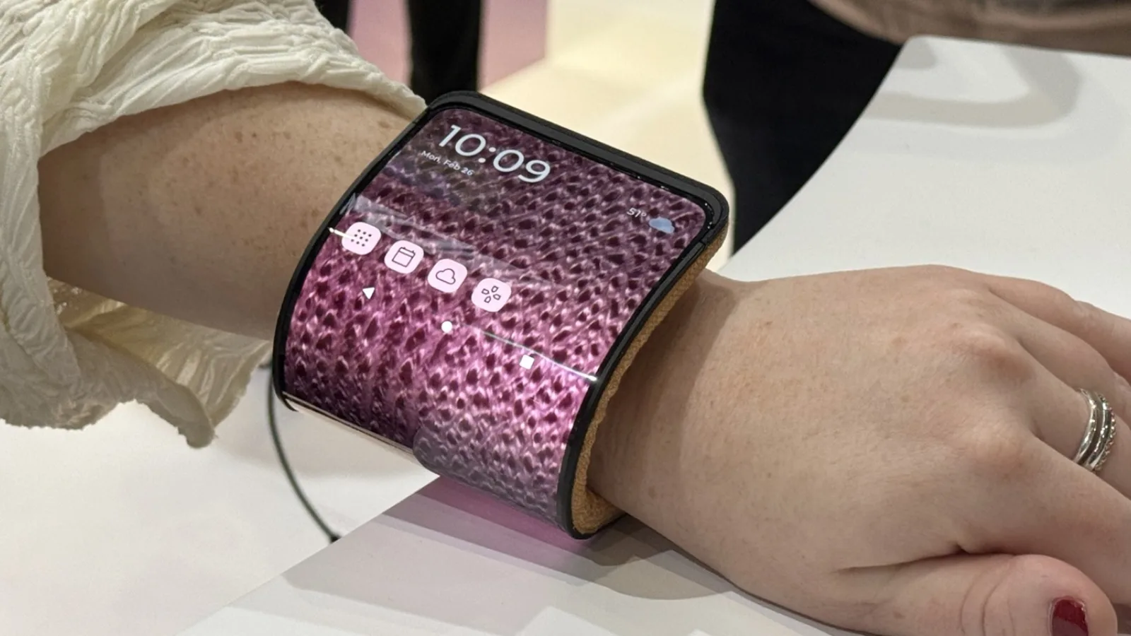 MWC 2024: Acel moment când înfăşori un telefon în jurul încheieturii - Motorola Adaptive Display Demo (Video)