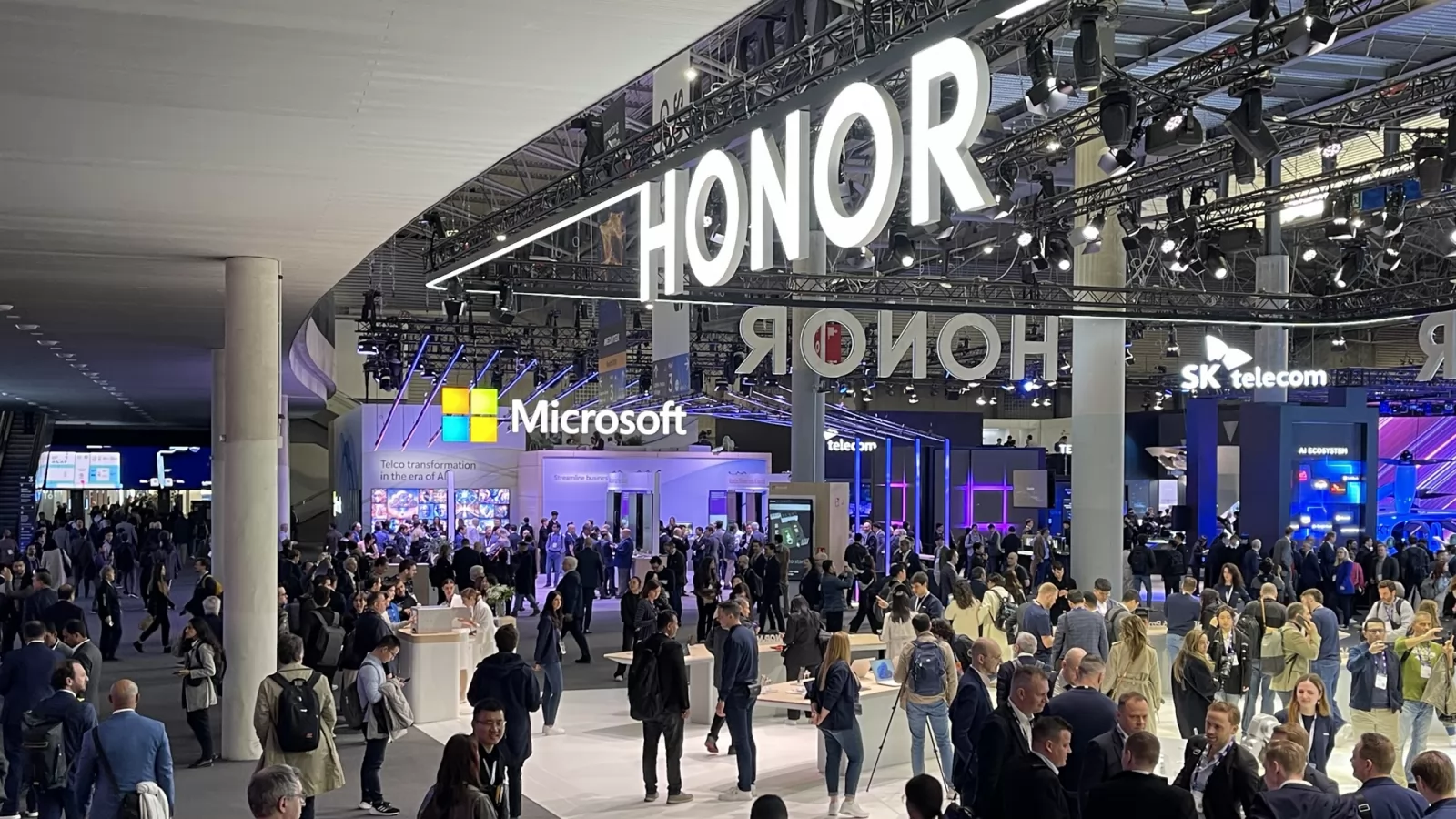 MWC 2024: Turul standului Honor - flagship-ul Magic6 Pro la loc de cinste, test de rezistență, pliabil de lux Porsche Design și laptop cu AI
