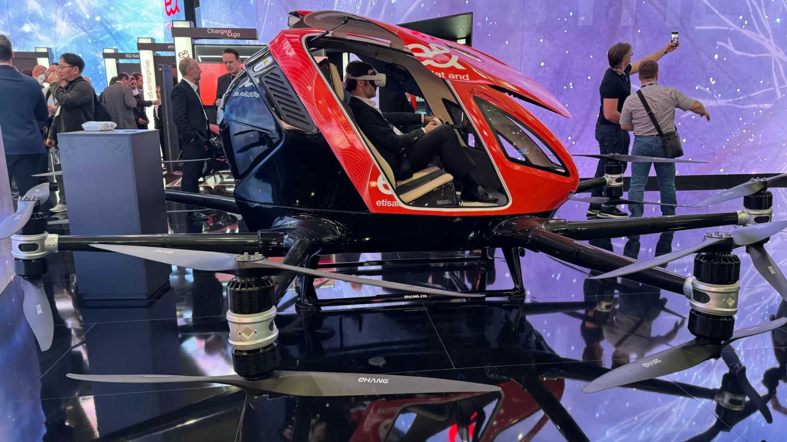 MWC 2024: "Roboţii ne vor lua joburile" - robotul umanoid Ameca şi drona taxi autonom la standul Etisalat (Video)