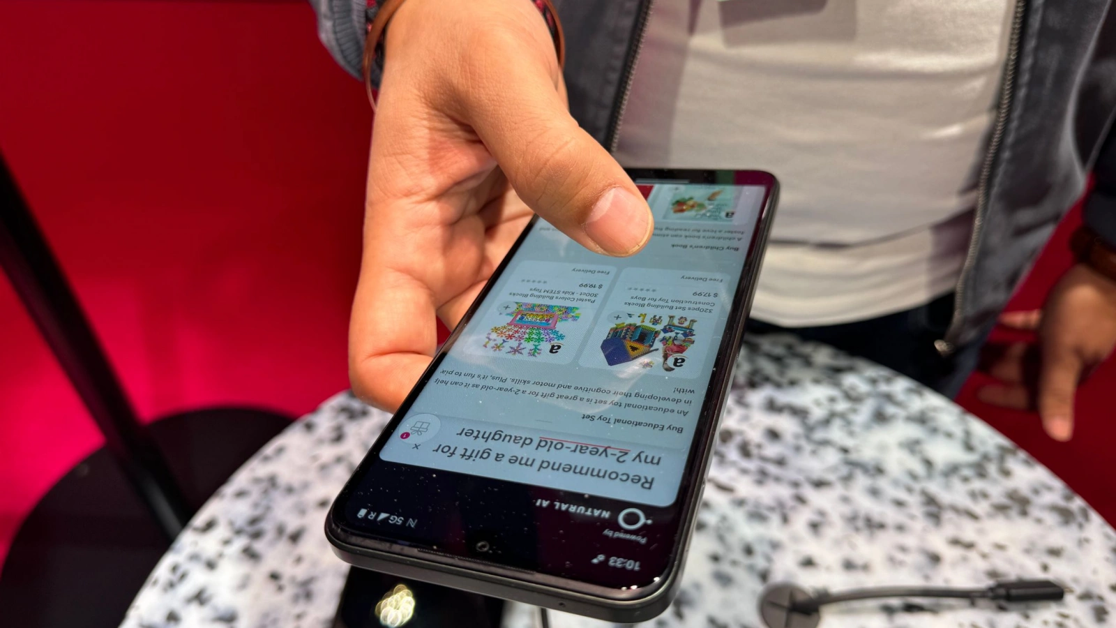 MWC 2024: Ce este "telefonul fără aplicaţii" de la Telekom; L-am testat şi iată răspunsul (Video)
