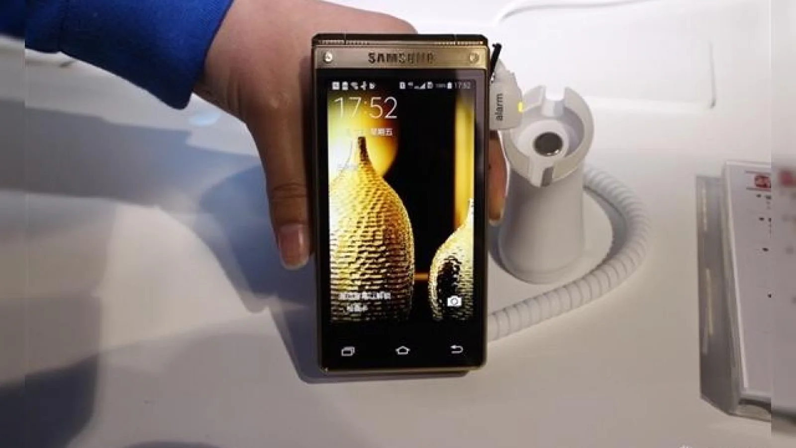 Samsung lansează oficial smartphone-ul flagship cu clapetă W2015