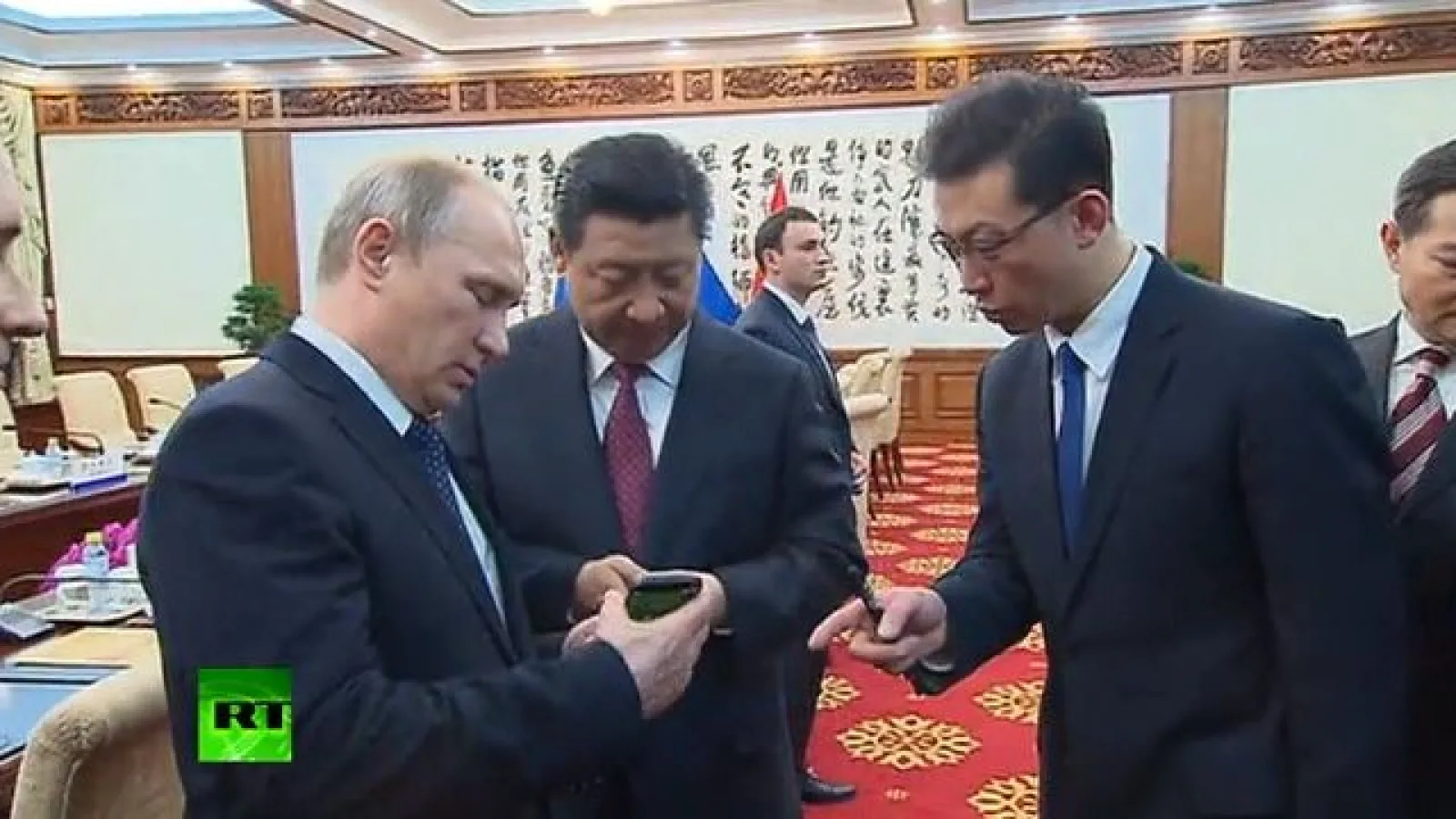 Președintele rus Vladimir Putin Îi face cadou președintelui chinez un telefon YotaPhone 2, model rusesc cu 2 ecrane (Video)