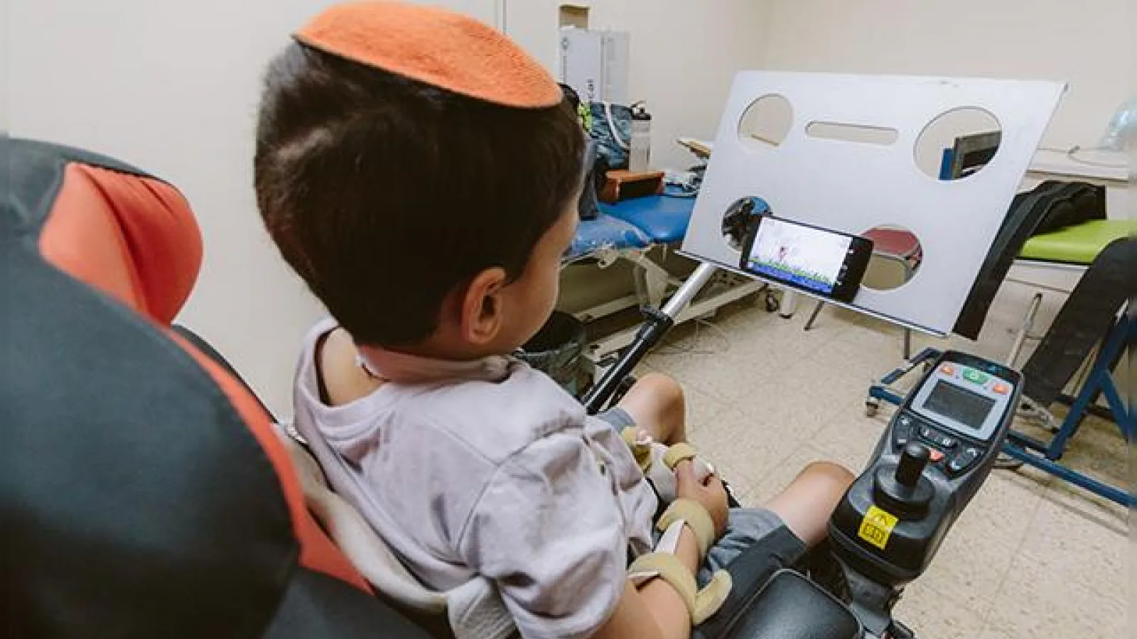 O nouă speranță pentru persoanele cu handicap: telefonul mobil controlat prin mișcări ale capului (Video)