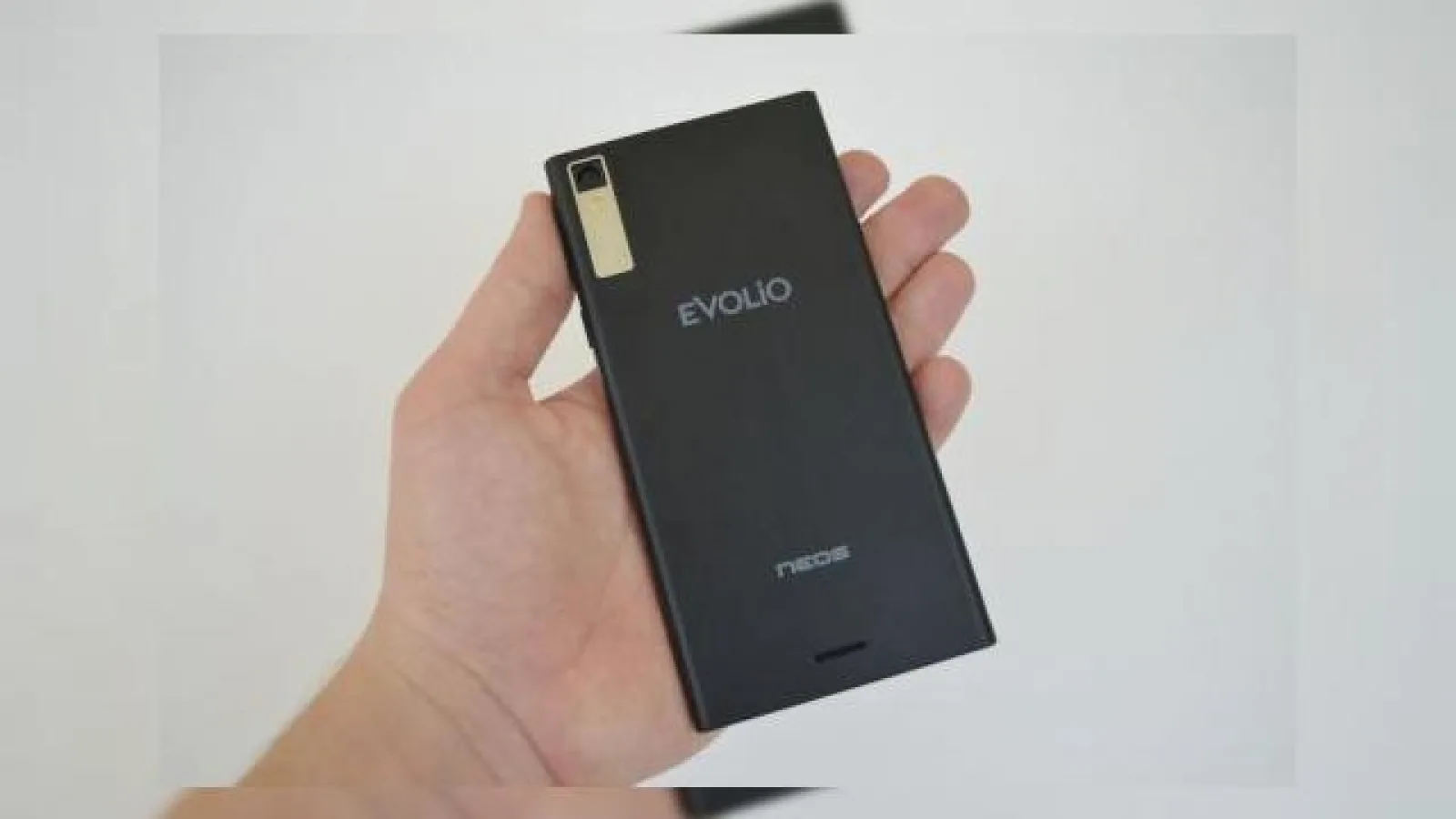 Evolio Neos unboxing; terminal elegant cu grosime de doar 7.9 mm, dotări mid-range și preț accesibil