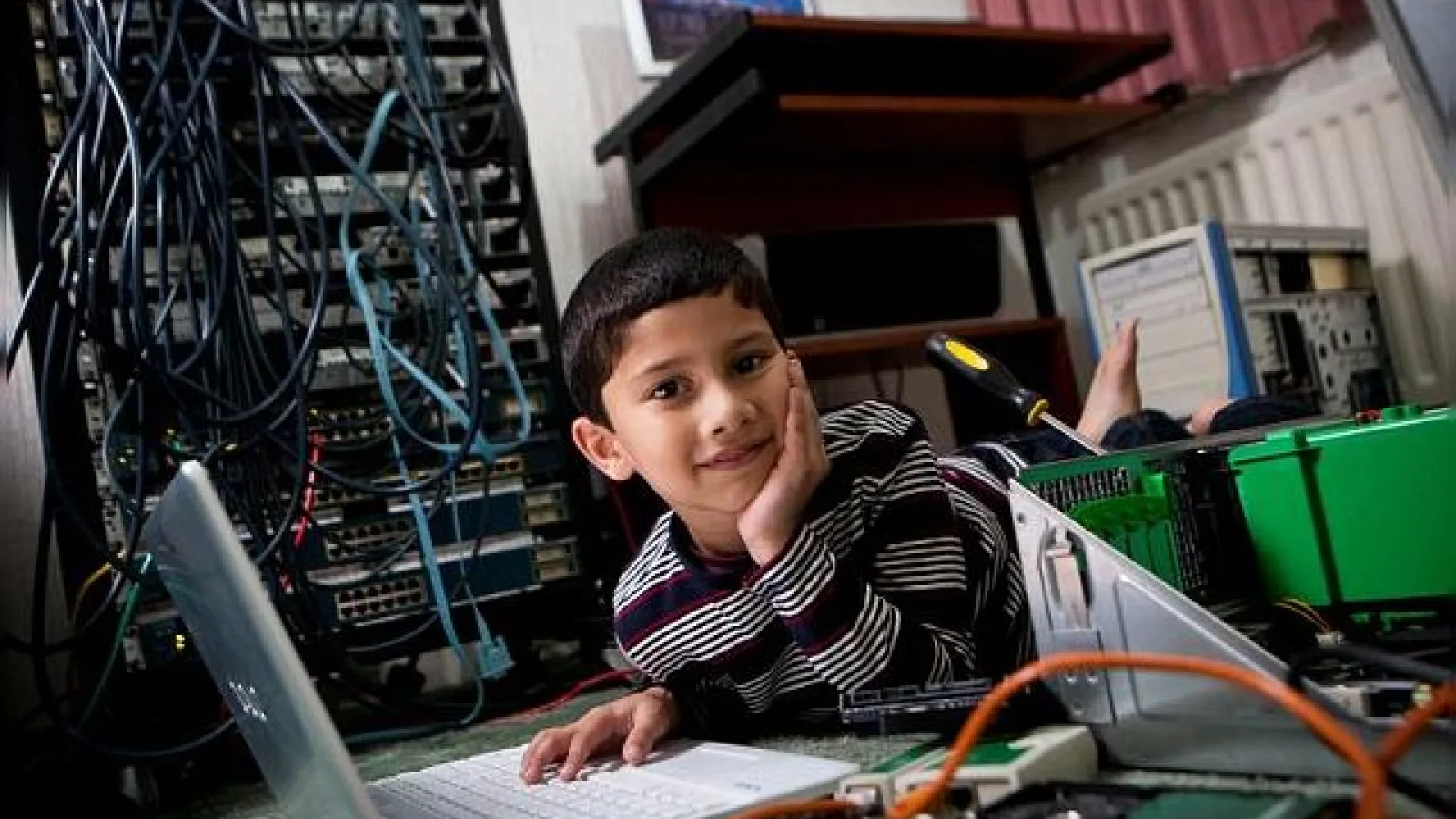 Specialist În computere la doar 5 ani: Ayan Qureshi trece de examenul de Certificare Microsoft Windows (Microsoft Certified Professional)