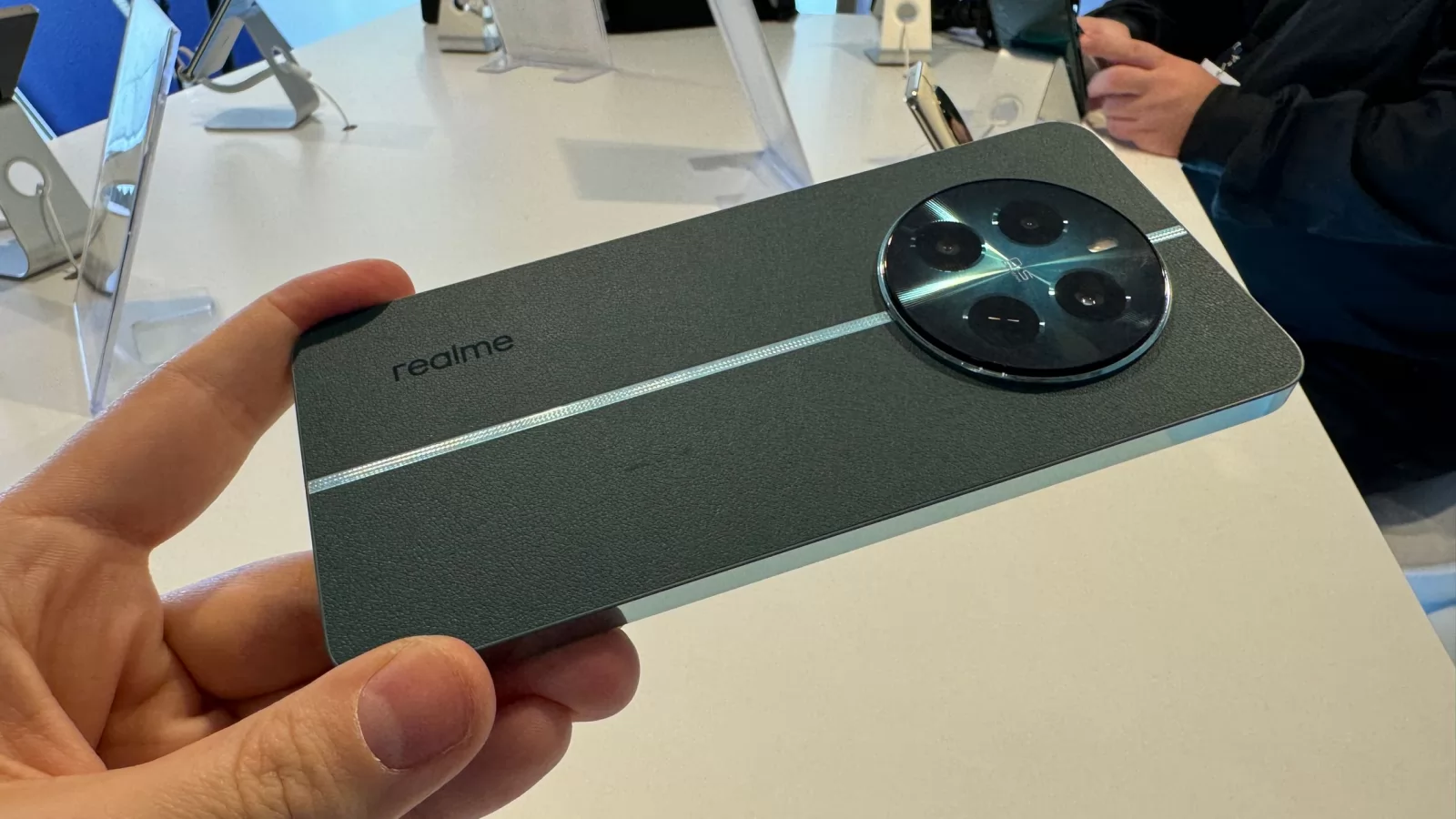 realme 12+ 5G hands on: surpriza din Atena aduce Sony Lytia maselor și un ecran AMOLED plat