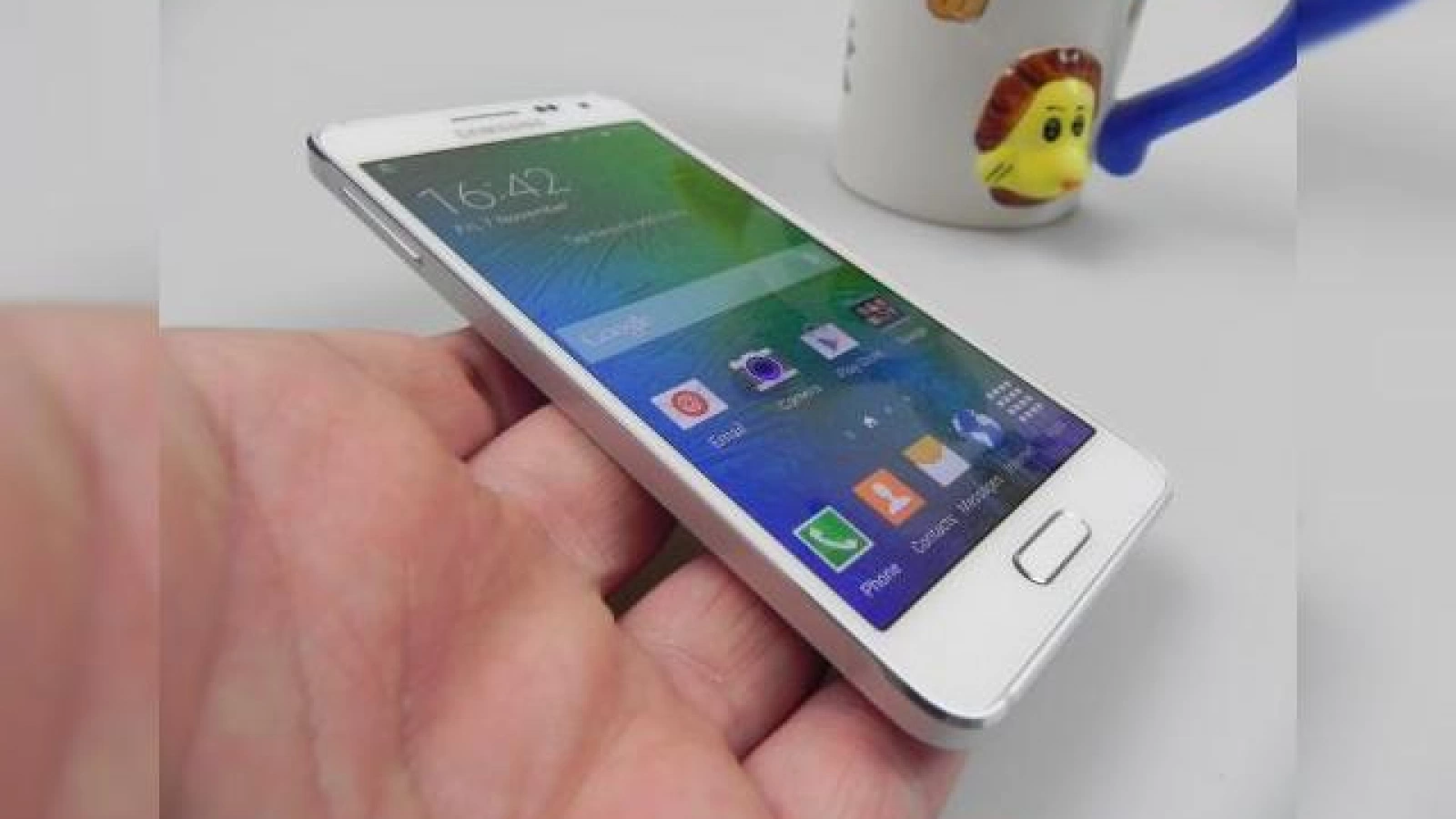 Samsung Galaxy Alpha Review: "terminatorul" Samsung trece la metale ușoare, are și aspecte nefinisate (Video)