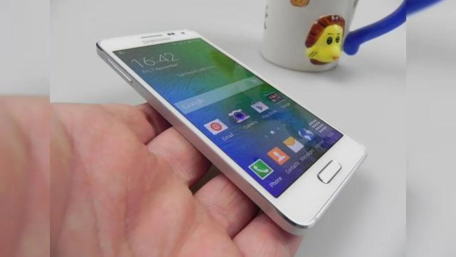 Samsung Galaxy Alpha Review: "terminatorul" Samsung trece la metale ușoare, are și aspecte nefinisate (Video)