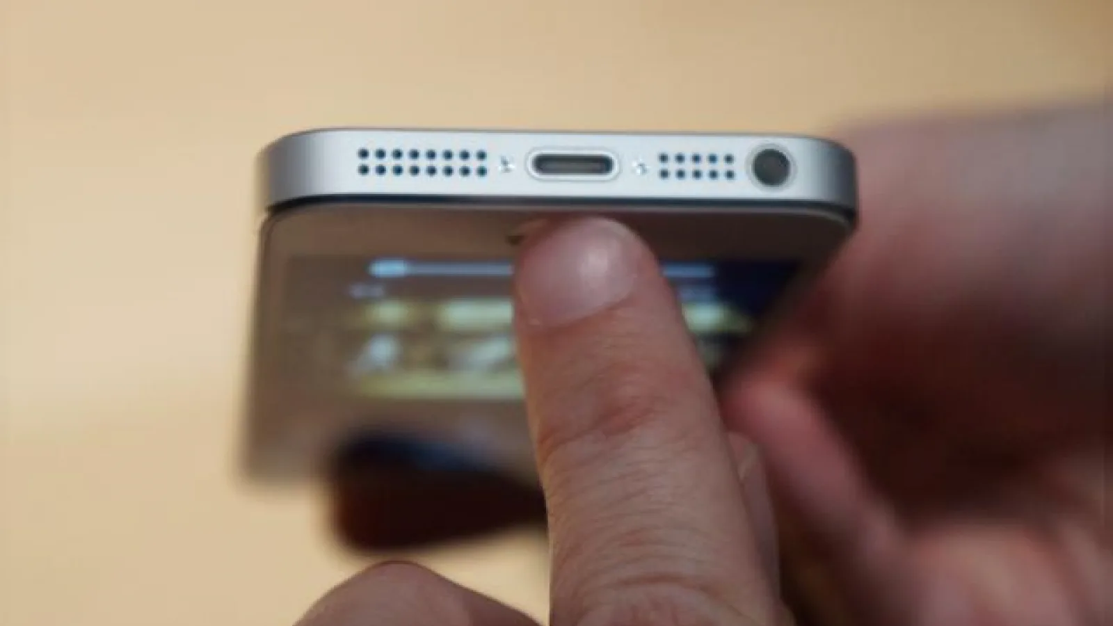 Apple va permite altor producători de terminale să folosească portul Lightning din 2015
