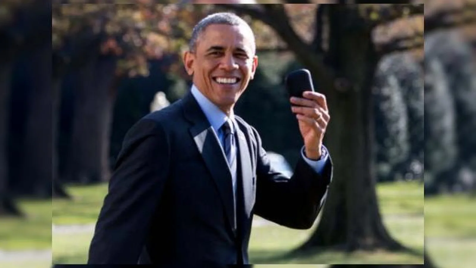 Barack Obama face reclamă gratuită la BlackBerry, se Întoarce din drum special pentru a-și lua telefonul
