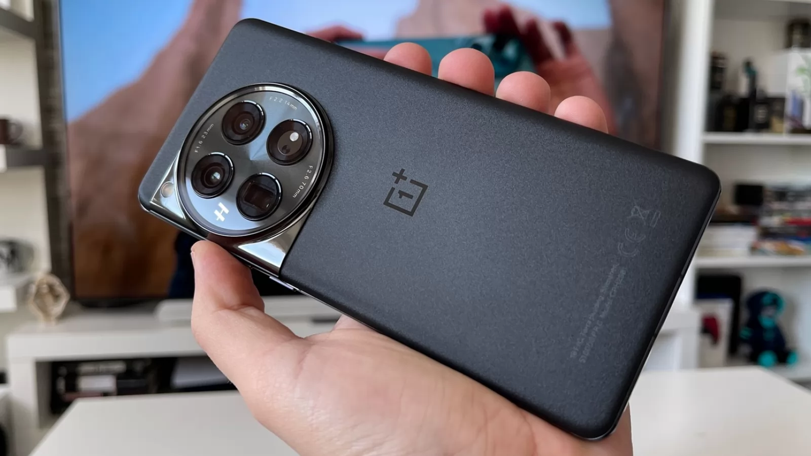 OnePlus a început să lanseze funcţii AI pe telefoanele sale, inclusiv un "AI Eraser" pentru poze