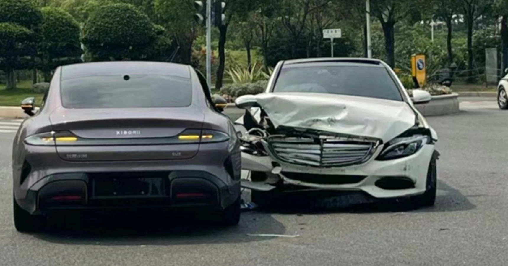 Xiaomi SU7 a fost implicat în primul accident, care s-a lăsat cu daune mai mari pentru Mercedesul implicat