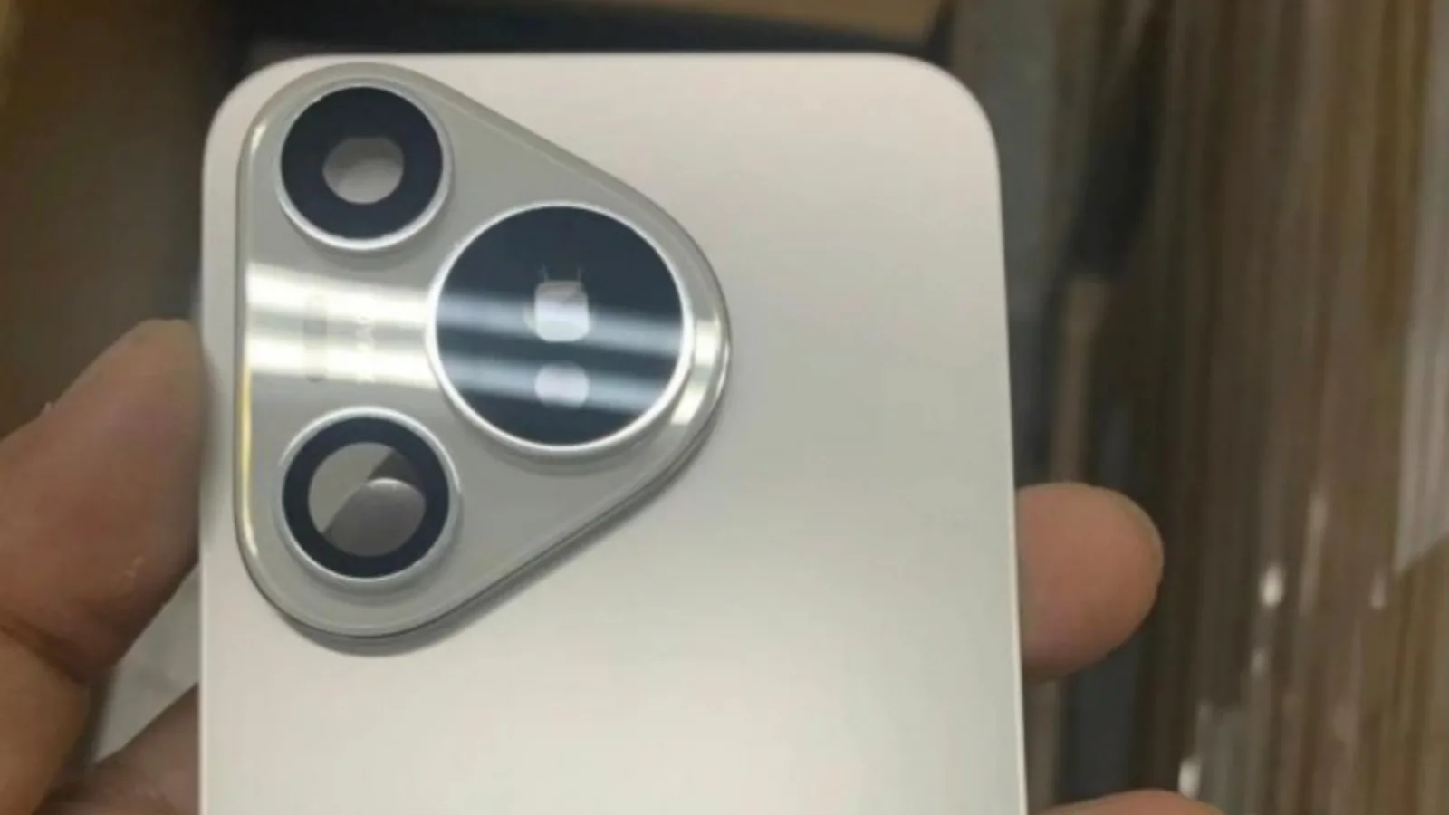 Huawei P70 îşi dezvăluie spatele atipic, în cea cea mai clară fotografie hands on de până acum