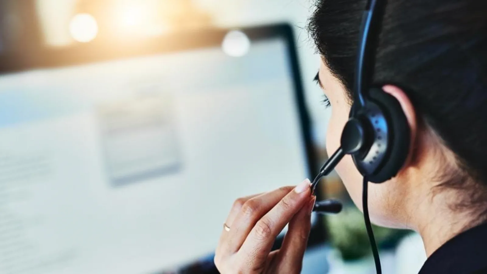Retailerii online sunt obligați să aibă oameni cu care clienții pot vorbi direct, nu doar roboți (inclusiv eMAG, Altex și alți comercianți)