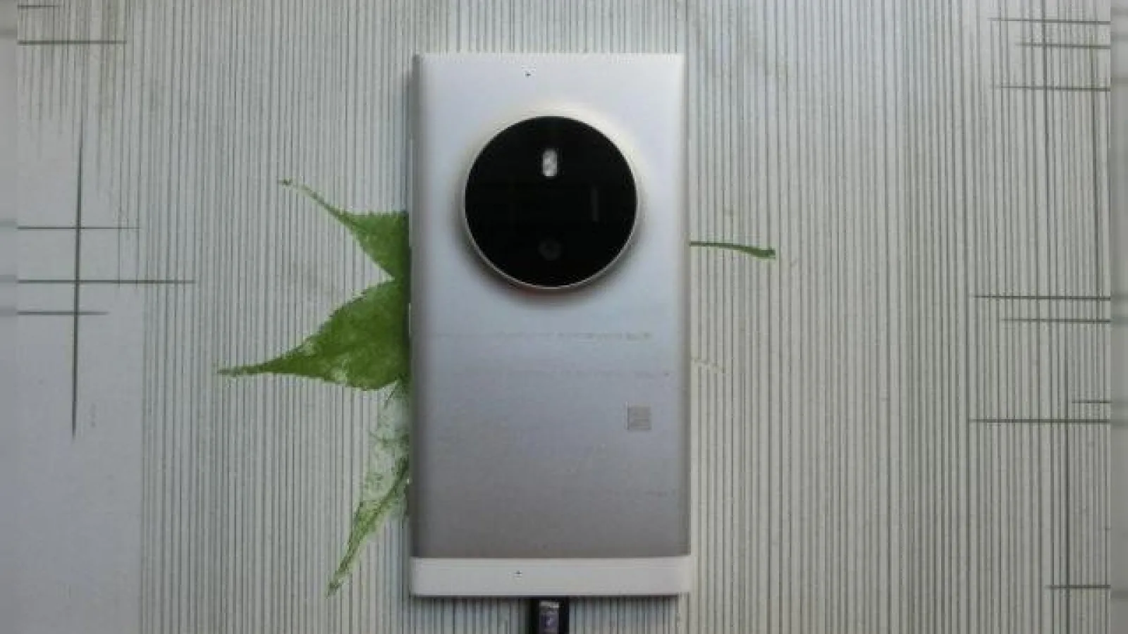 Prototipul lui Microsoft Lumia McLaren e vândut pe web În China, aduce cu un Lumia 1020 mai mare
