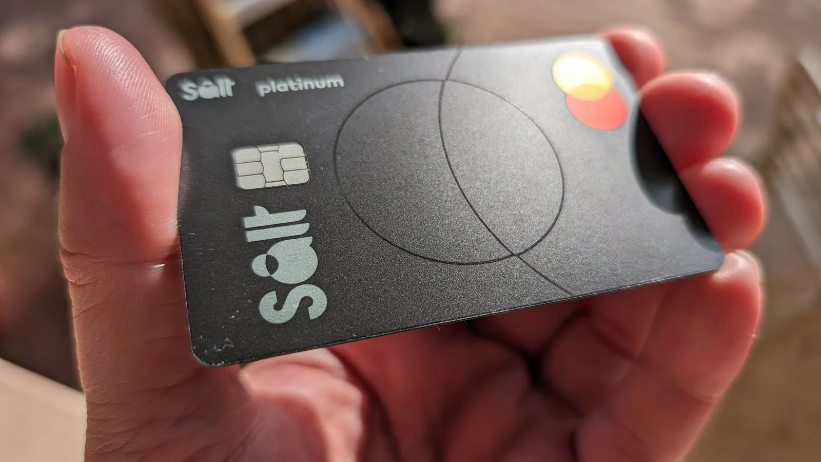 De ce cardul de fondator Salt Bank vine fără numărul cardului, data expirării și fără CVC?