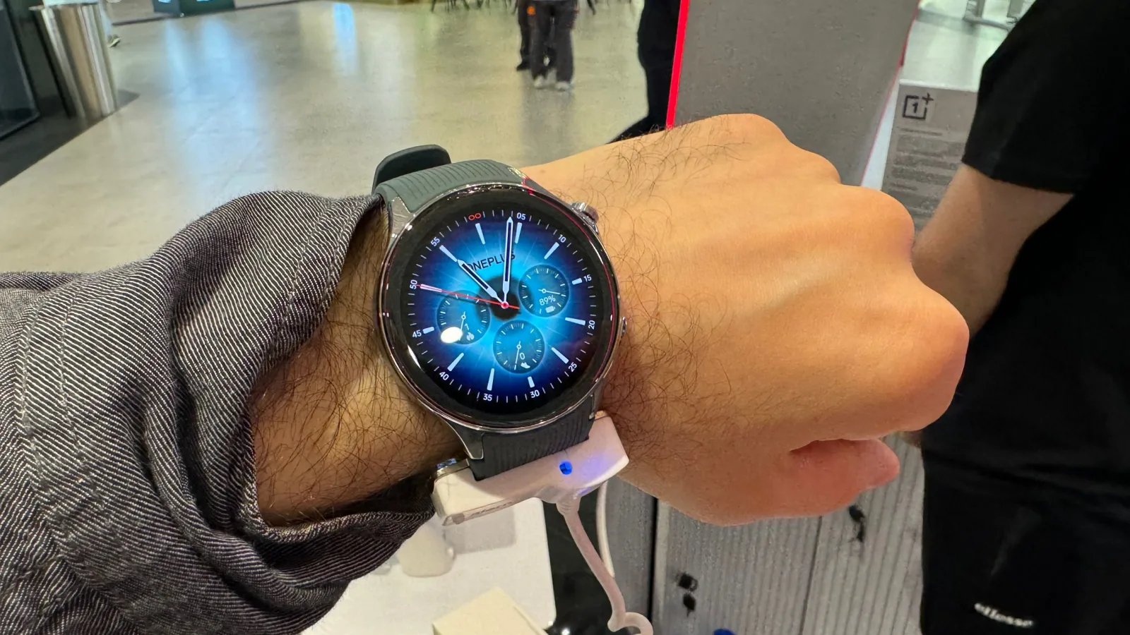 OnePlus Watch 2 hands-on: în sfârşit un ceas cu wearOS, plăţi Google, asistent vocal, Play Store! (Video)