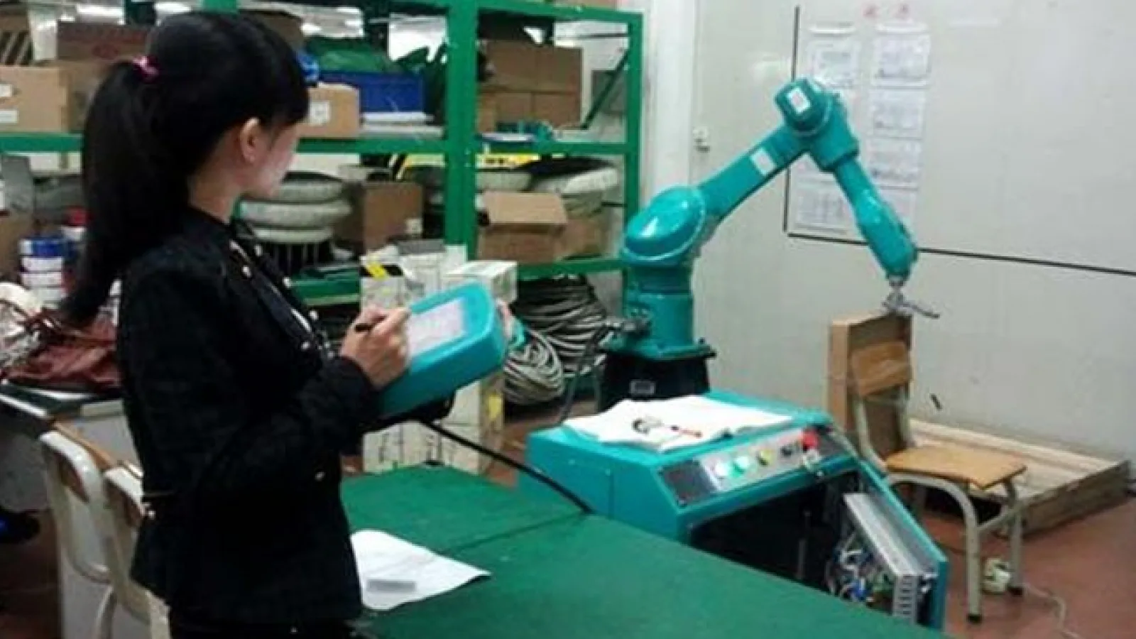 Roboții pregătiți de Foxconn pentru asmblarea terminaleor iPhone 6 nu se dovesc a fi destul de preciși pentru cerințele Apple