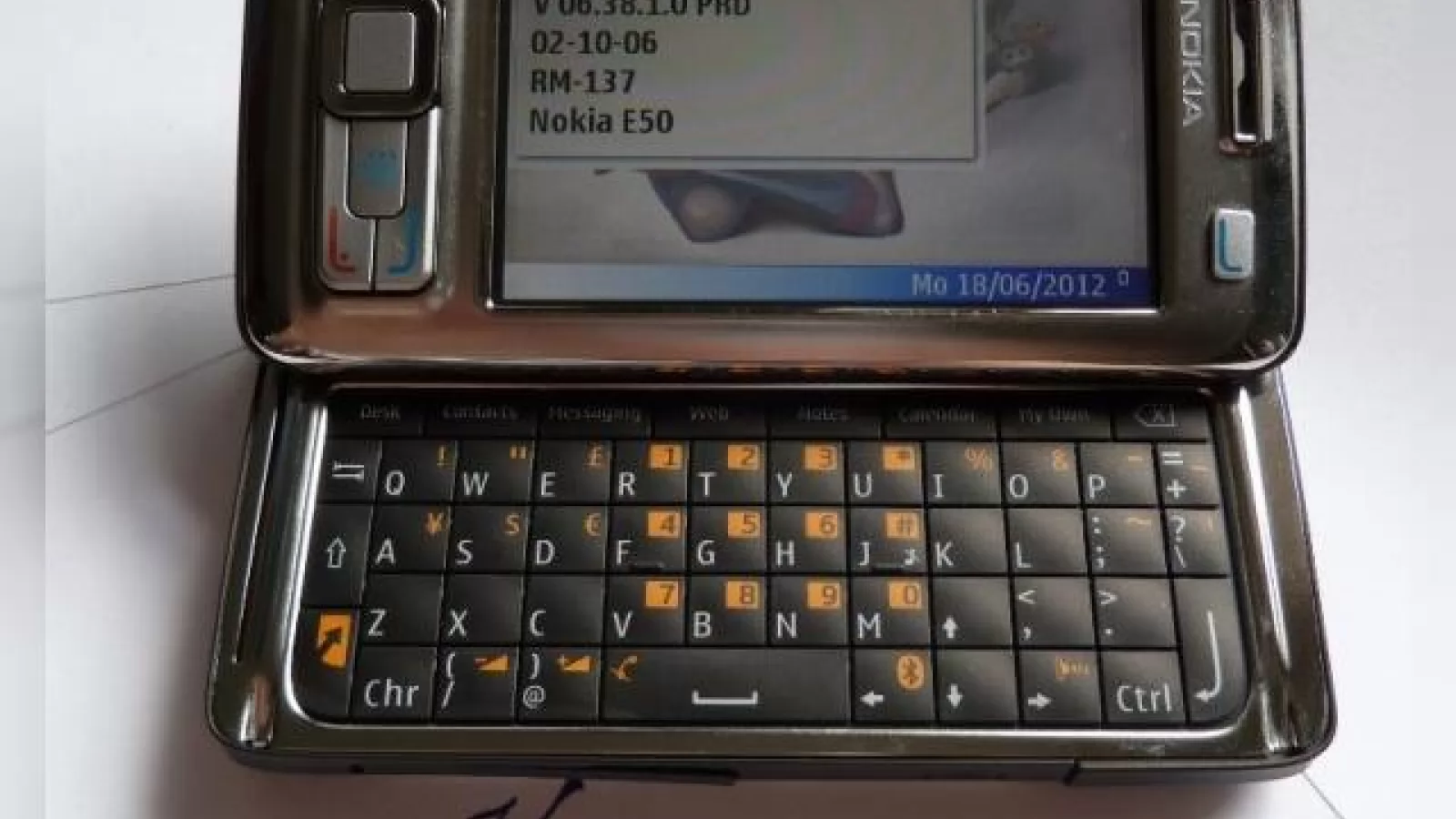 Nokia E80 este un telefon slider finlandez care nu a mai apucat să se lanseze; Iată un prototip mai vechi!
