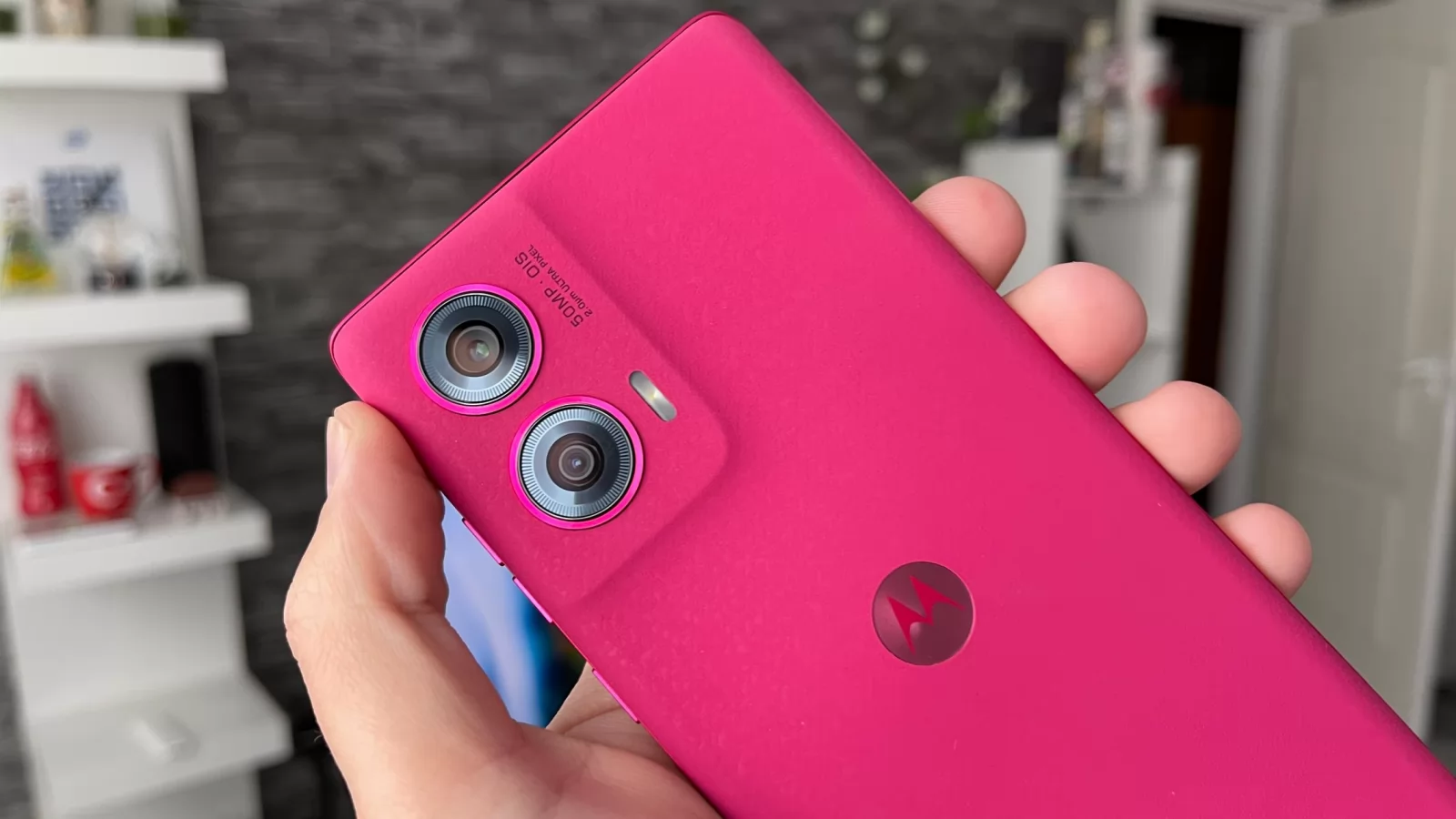 Motorola edge 50 Fusion: Design-ul rămâne premium, cu muchii curbate și un spate care atrage toate privirile