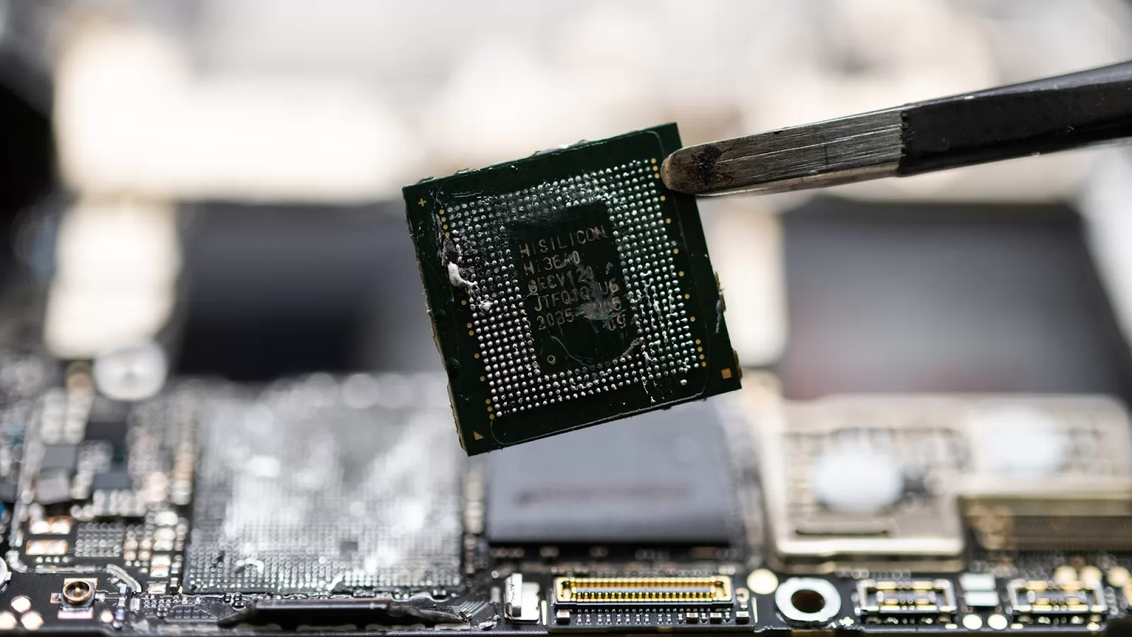 SUA blochează accesul Huawei la procesoare Intel şi Qualcomm