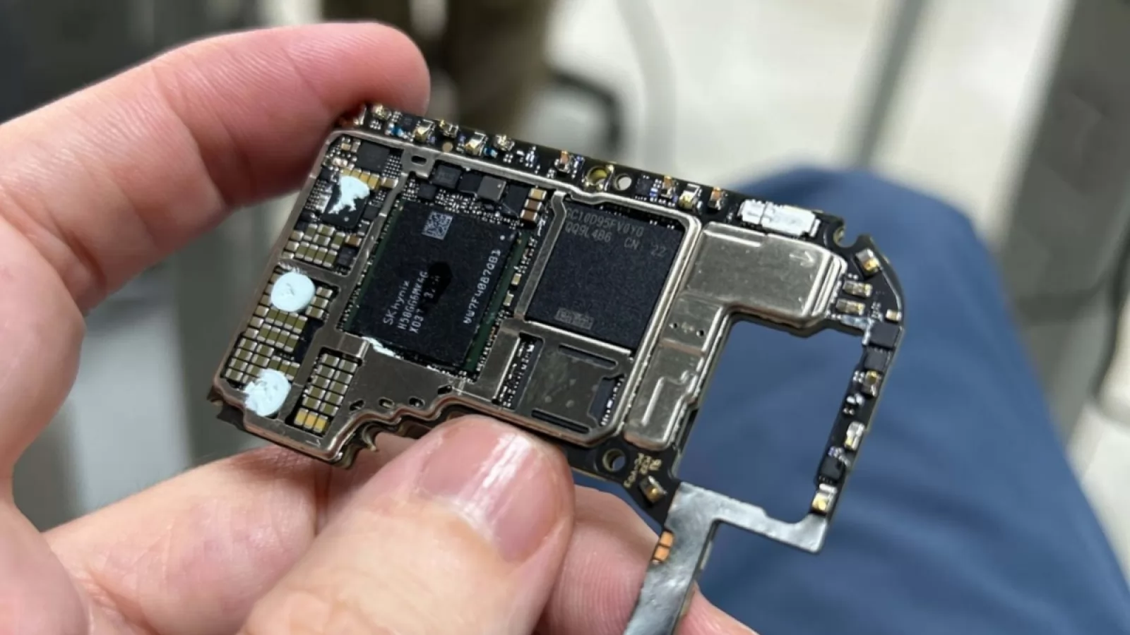 Reuters a desfăcut un Huawei Pura 70 Pro şi a găsit şi mai multe componente din China, dar și unele din Coreea, Germania