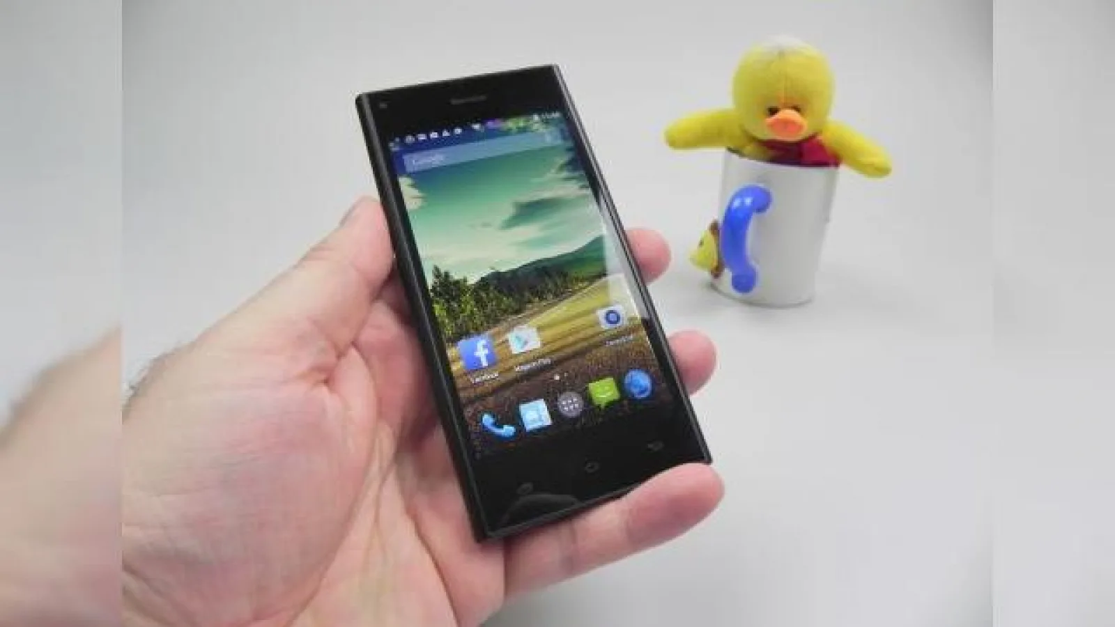Evolio Neos Review: mai elegant decât alte modele cu preț similar, cu ecran luminos, dar și cu o cameră nesatisfăcătoare (Video)