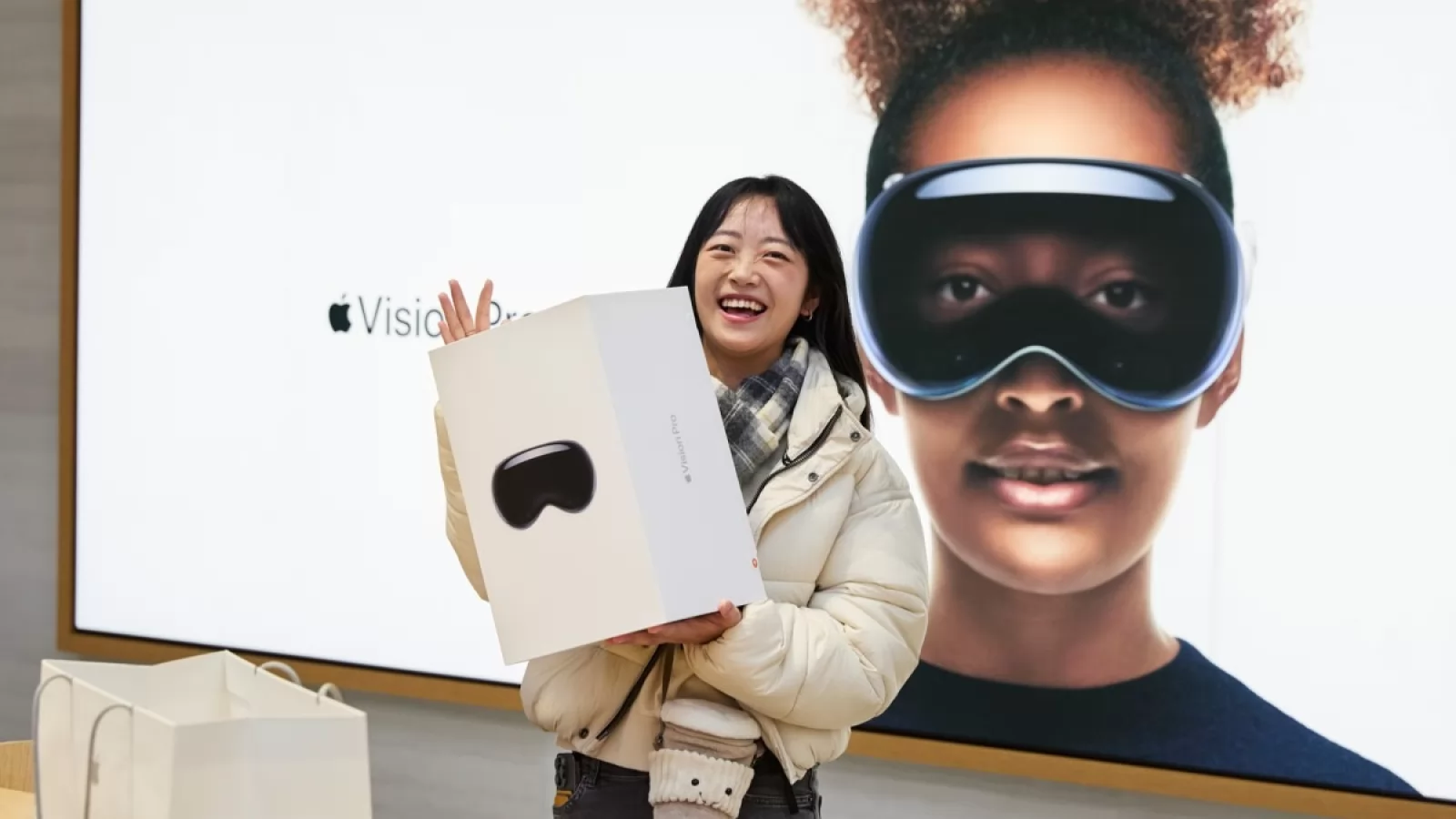 Vision Pro se lansează global; Apple pregătește introducerea headsetului în unele piețe din Europa și Asia