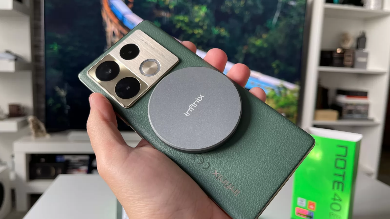 Infinix Note 40 Pro 4G: Baterie mare care ține, plus încărcare super rapidă pe fir, cât și alimentare wireless cu pad magnetic în cutie