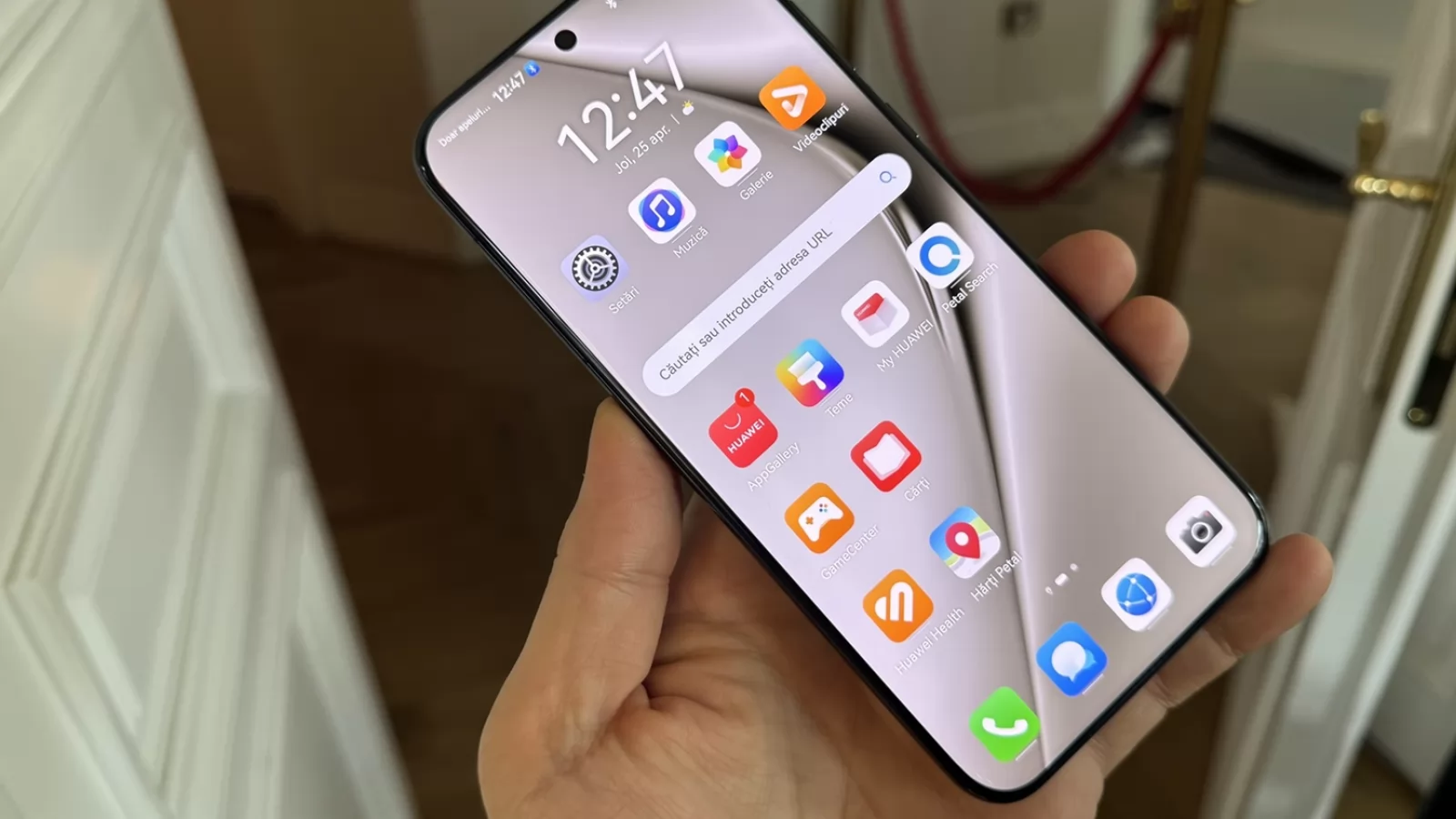 Huawei Pura 70 Ultra: Display generos cu Lucșii, foarte imersiv