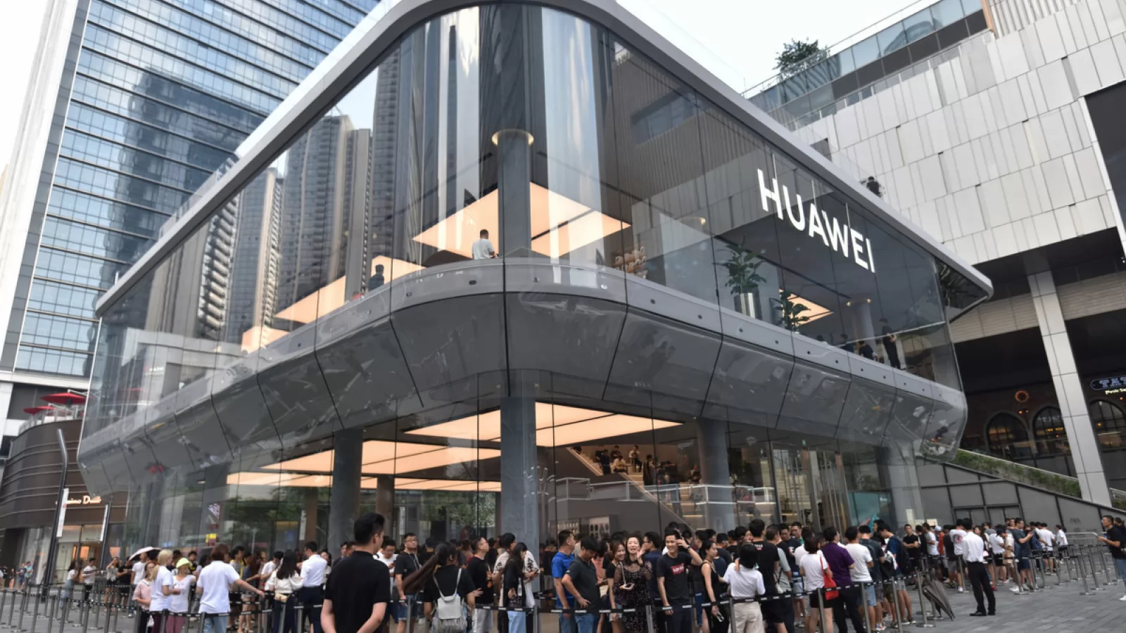 Huawei depășește OPPO și Apple, devenind lider pe piața smartphone din China după o pauză de 3 ani