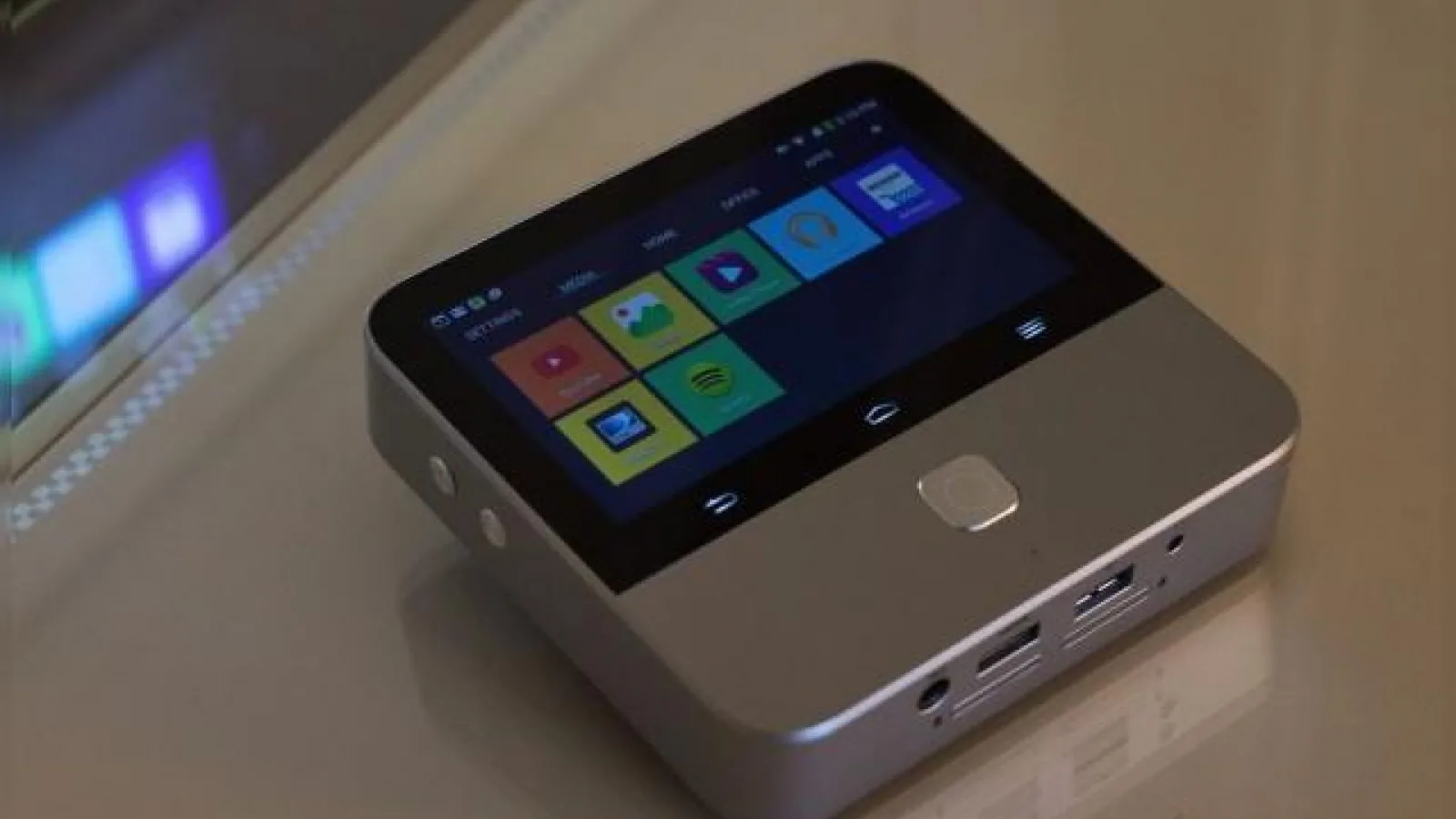 CES 2015: ZTE Spro 2 este un mini proiector și hotspot 4G cu Android la bord