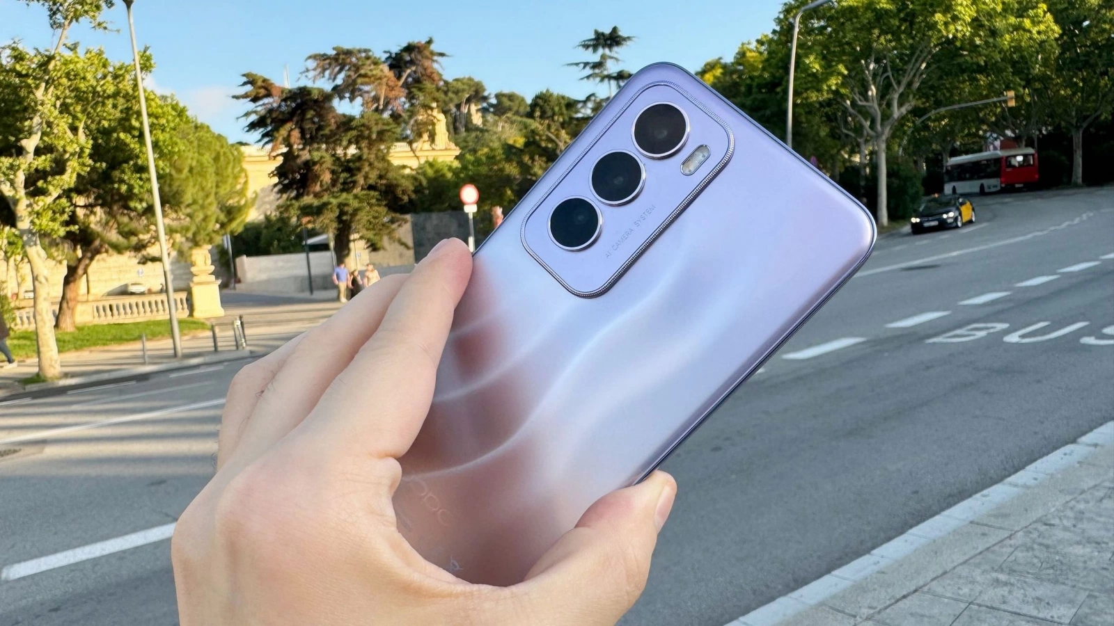 OPPO Reno12 Pro Unboxing și primele impresii direct din Ibiza; Spate cu valuri și AI la posturi