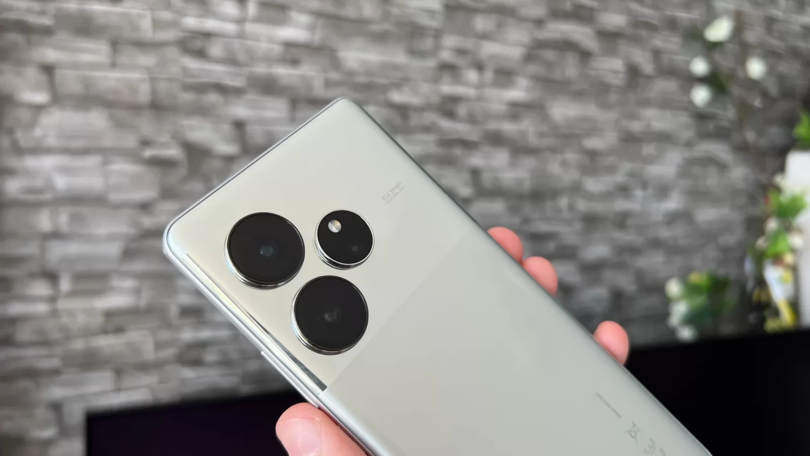 Realme GT 6: Design-ul oglindă care atrage priviri și.. selfie-uri