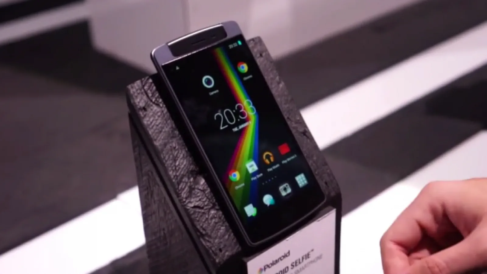 CES 2015: Polaroid prezintă o serie de noi telefoane axate pe funcții de fotografiere: Selfie, Flip si Snap (Video)