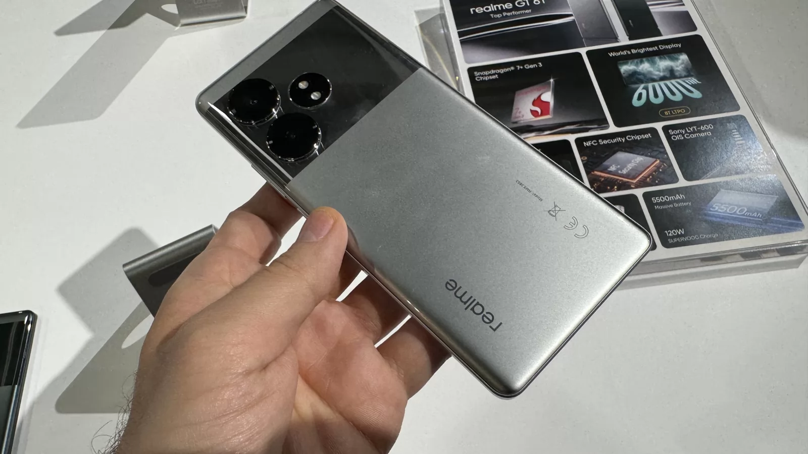 Realme GT 6T: Camera duală și încărcare rapidă de 120W la 399 euro (video hands-on)