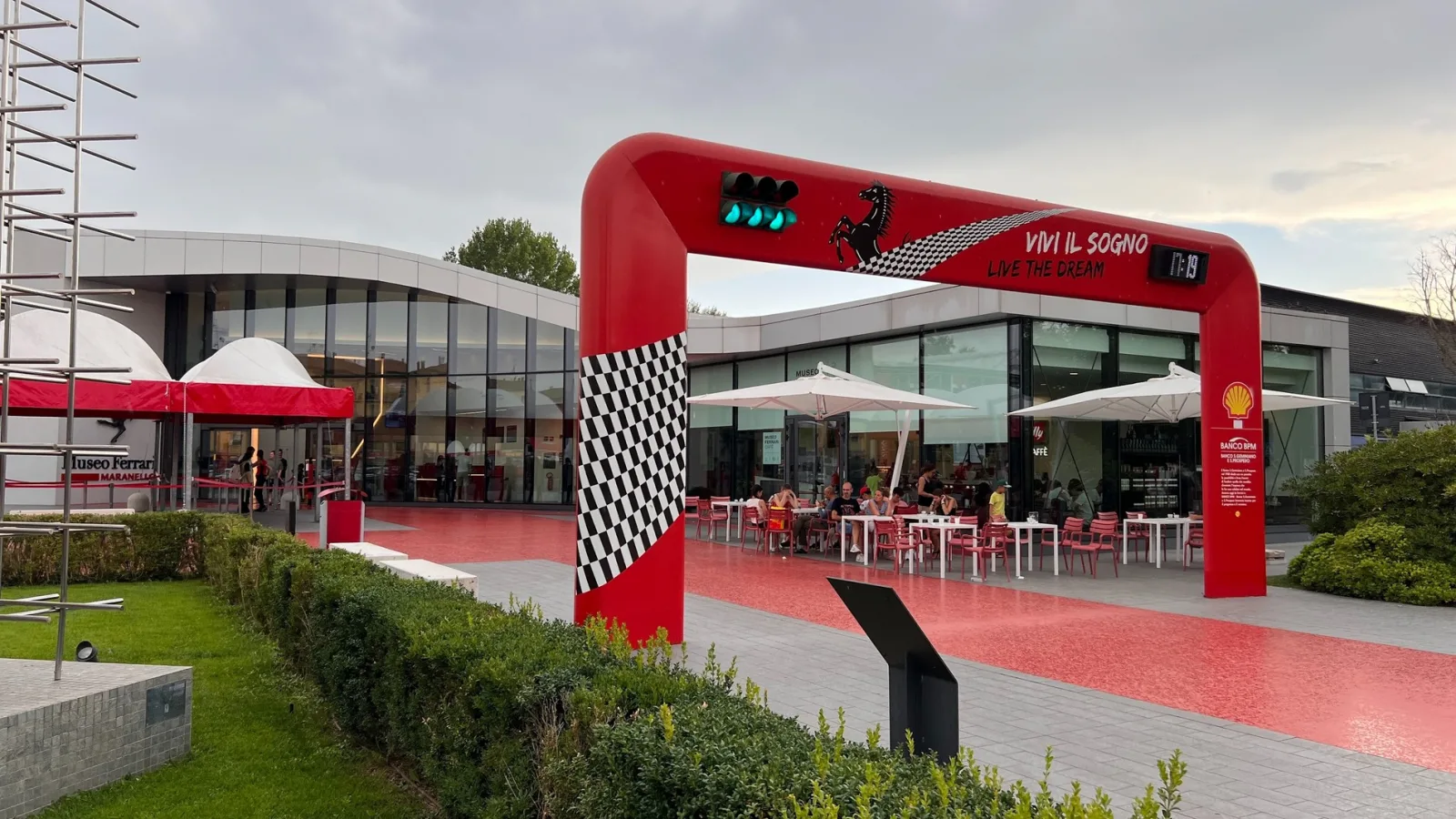 Ferrari lansează primul său model electric; Prețul pornește de la 500.000 de euro