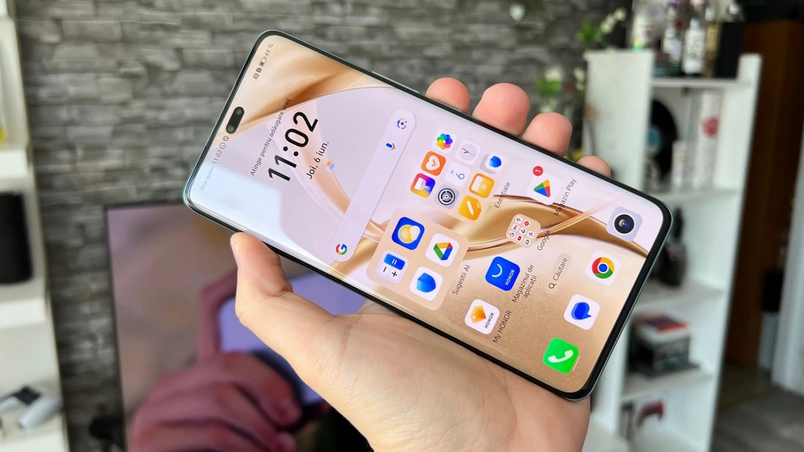HONOR 200 Pro: Display luminos, curbat, protectiv cu ochii tăi