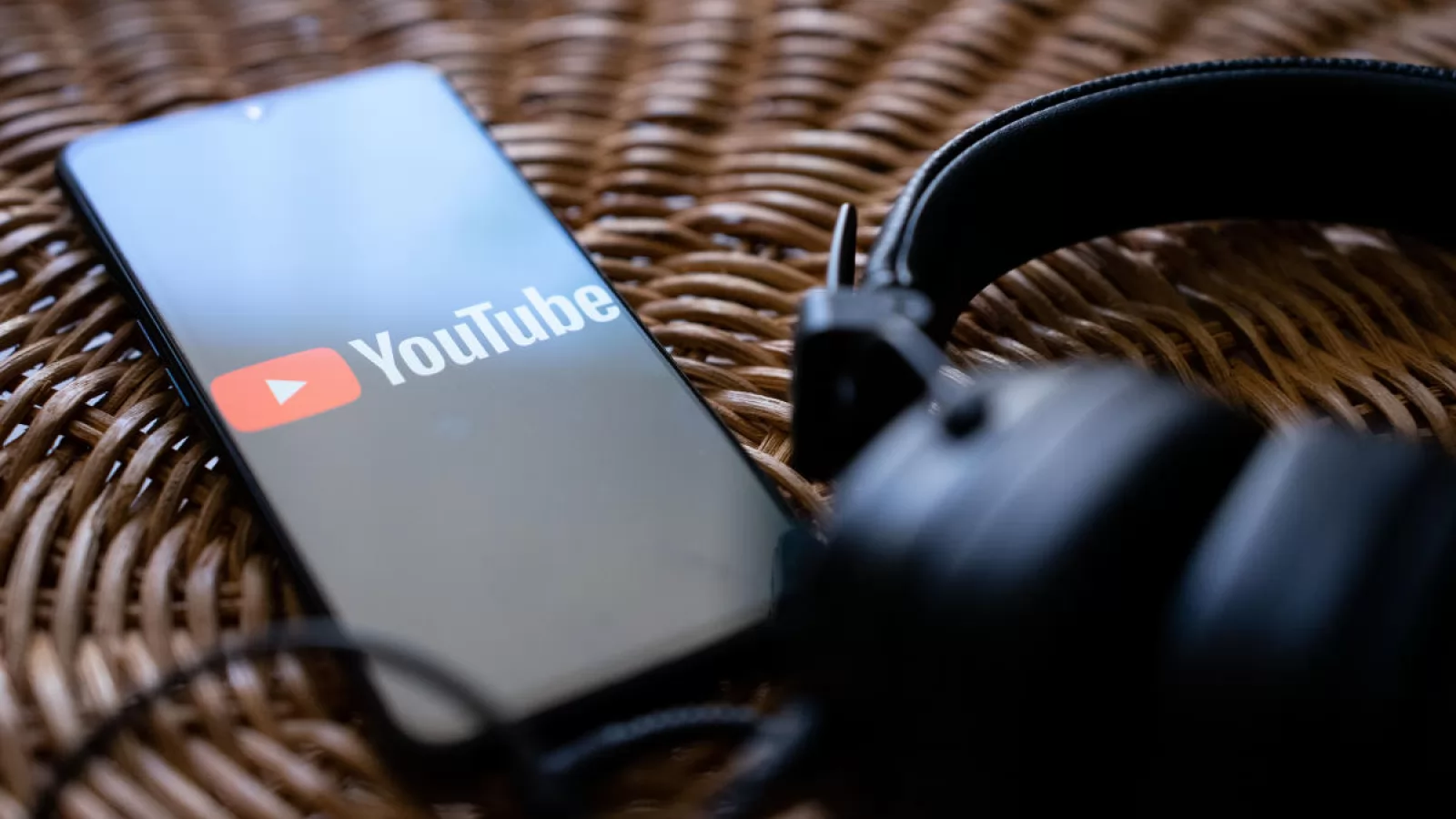 YouTube negociază cu casele de discuri pentru AI muzical; Potențiale schimbări majore în industrie