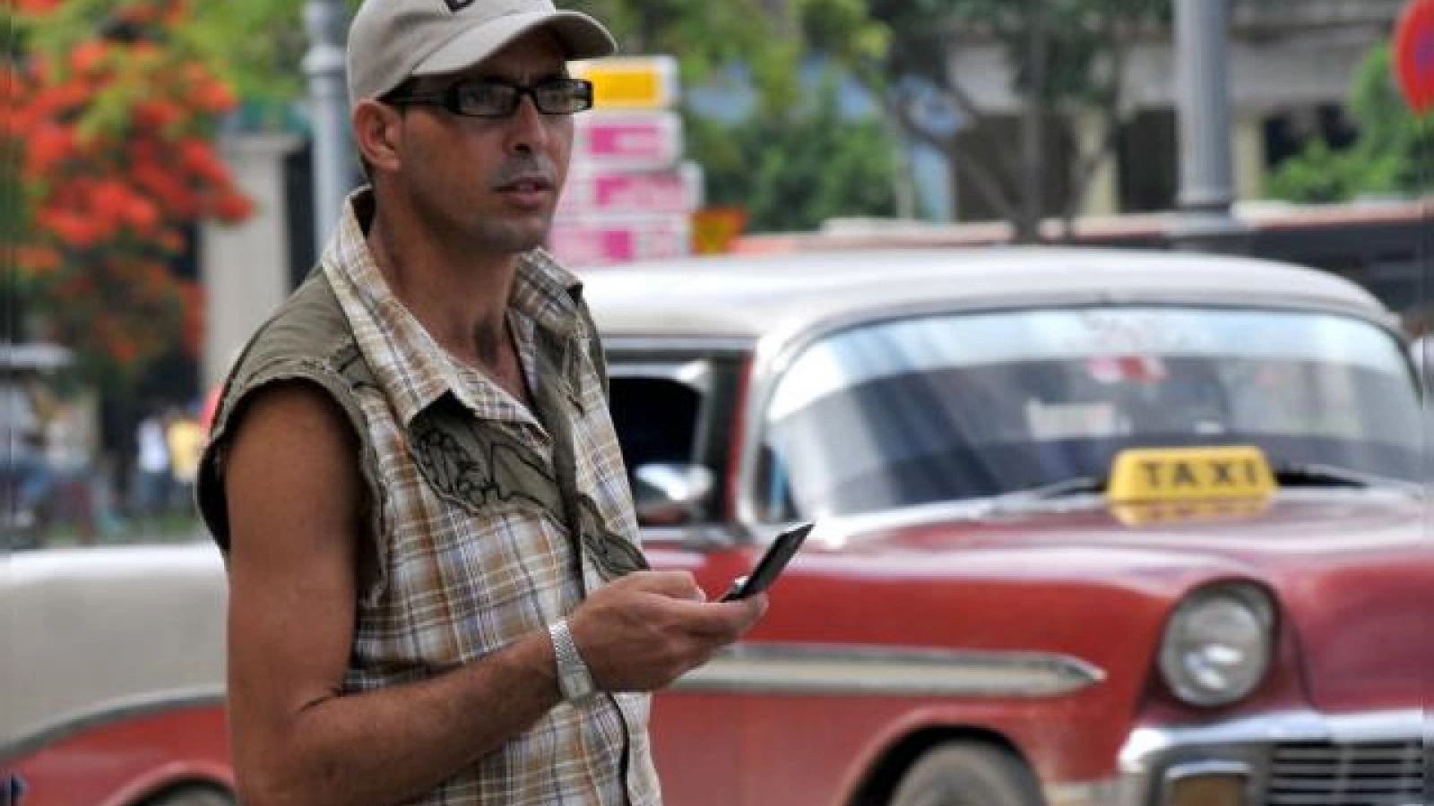 Începând de azi cubanezii pot cumpăra telefoane, tablete și PC-uri din SUA